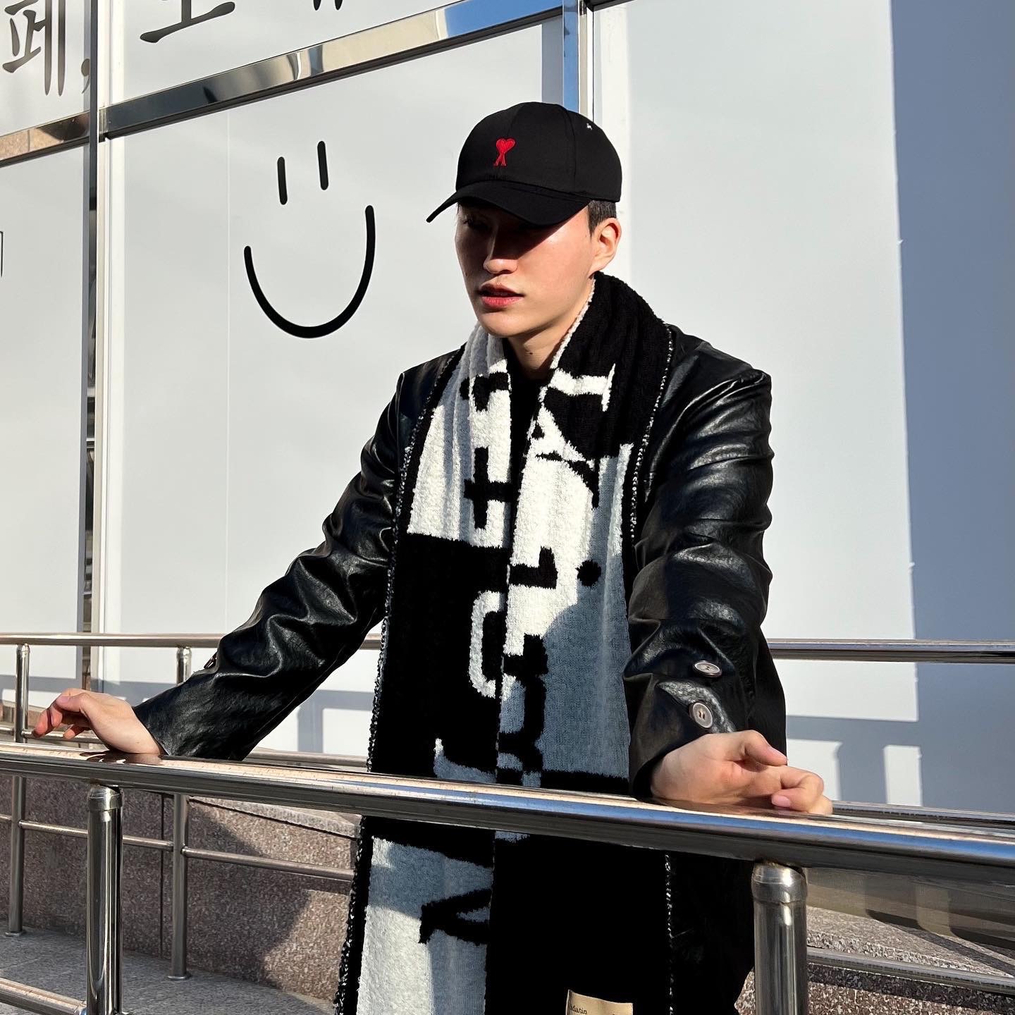 AMI de Coeur Embroidery Cap Black 착용 스타일
