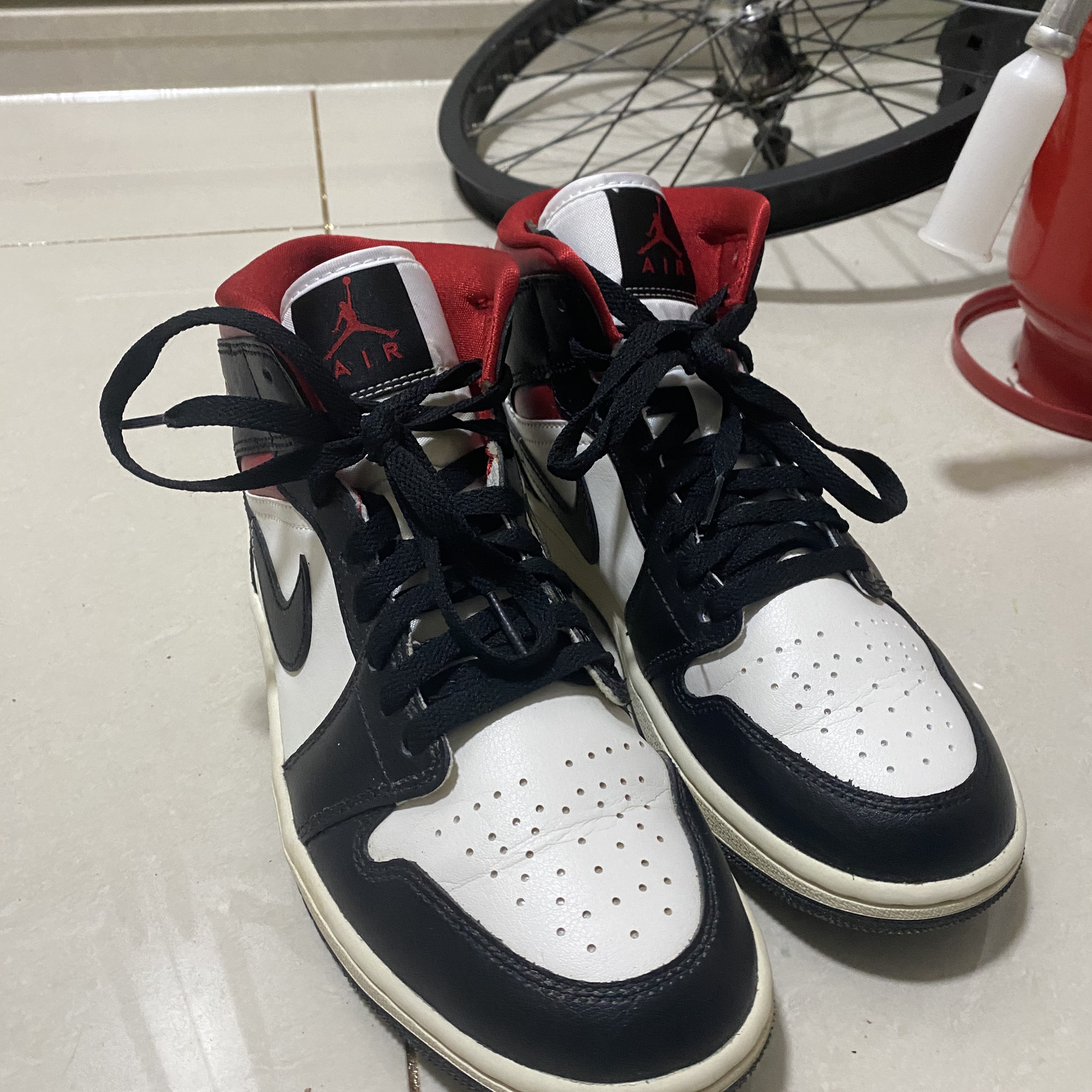(W) Jordan 1 Mid Black Gym Red 착용 스타일