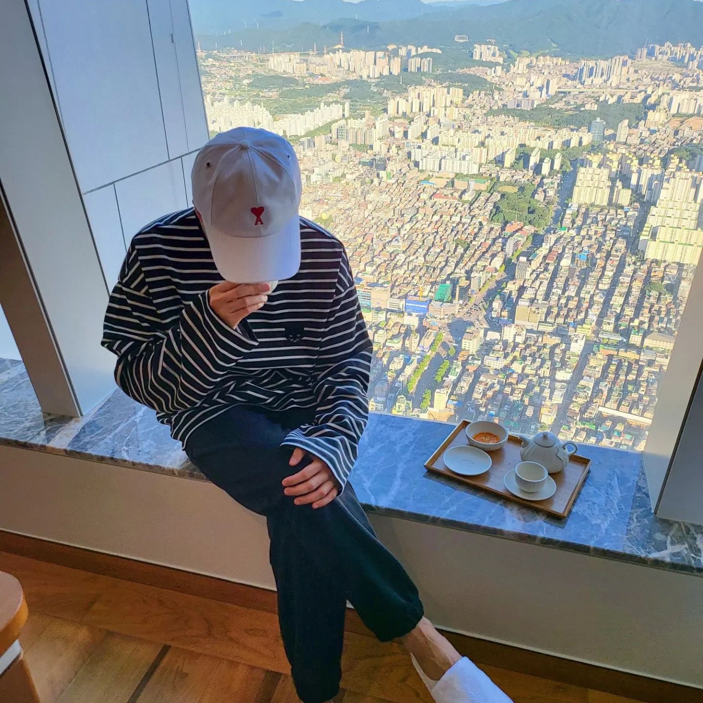 AMI de Coeur Baseball Cap White 착용 스타일