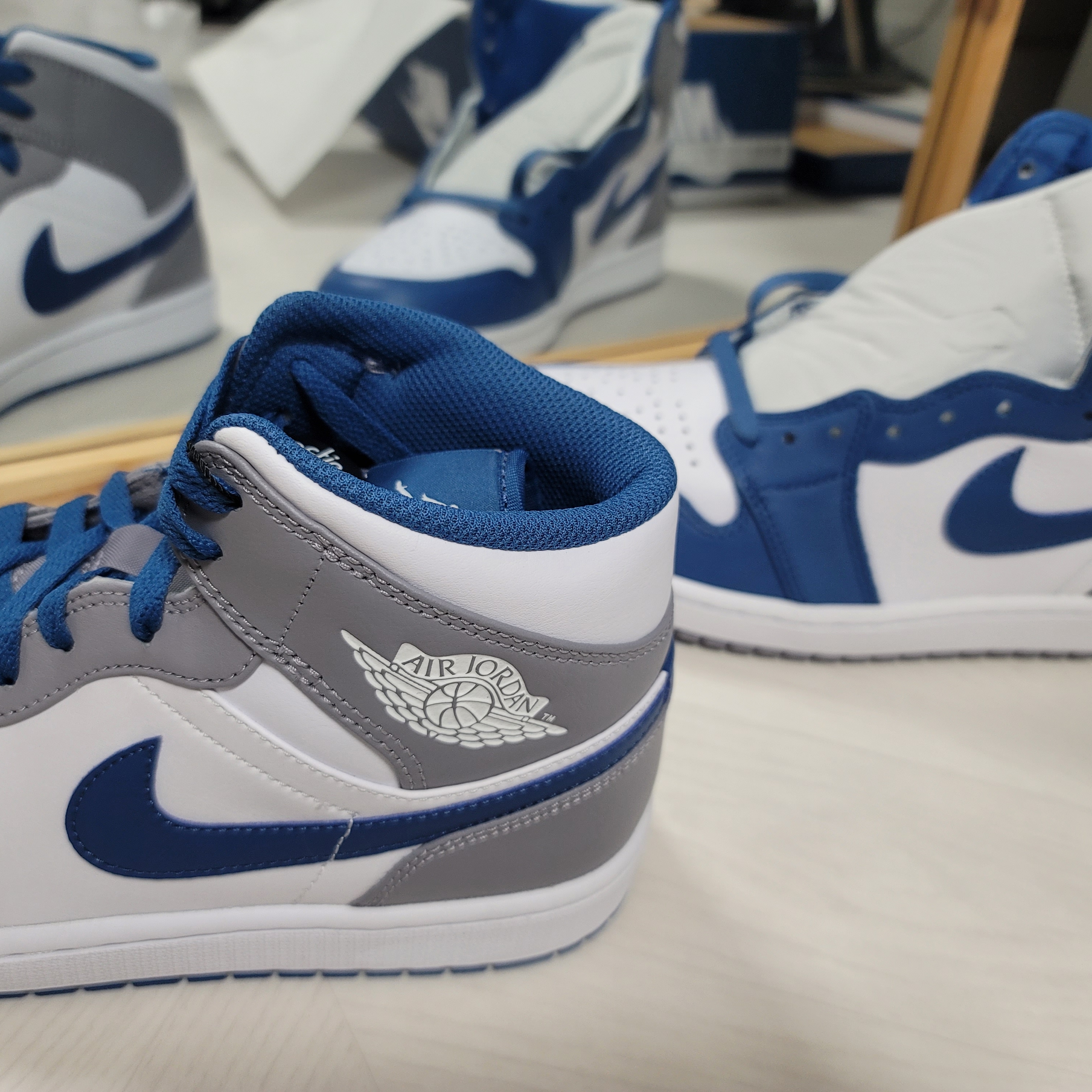 Jordan 1 Mid Cement Grey True Blue, Jordan 1 Retro High OG True Blue 착용 스타일 - 1