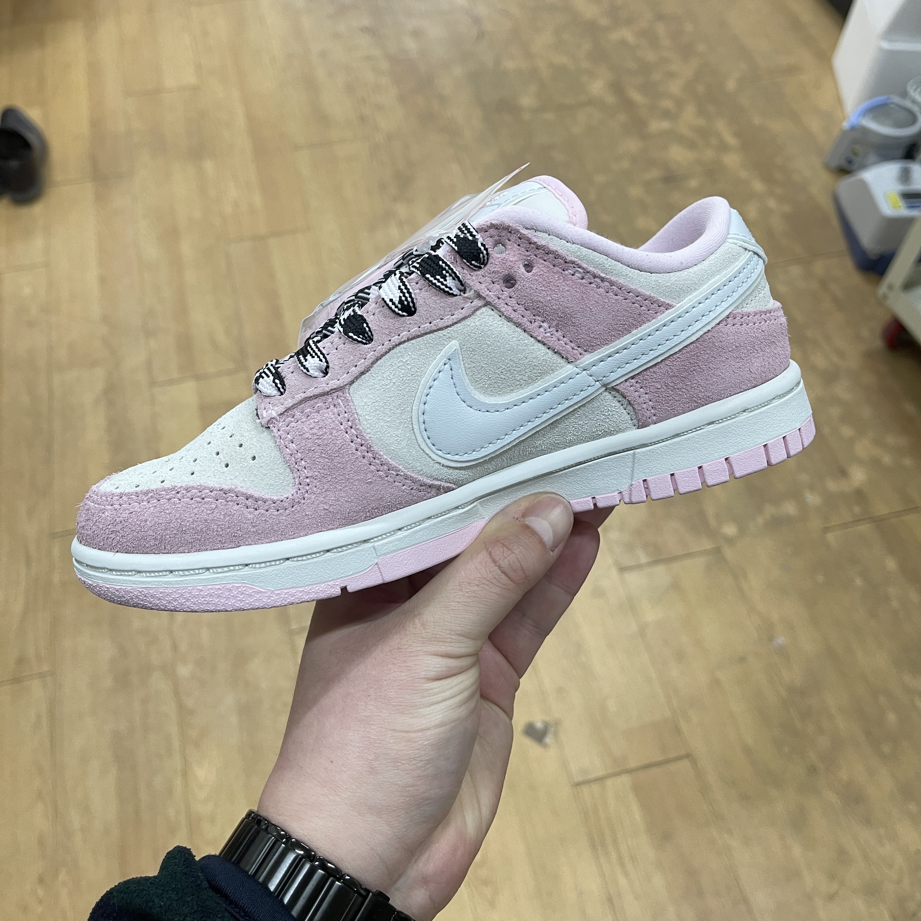 (W) Nike Dunk Low LX Pink Foam, Jordan 1 Low SE Concord 착용 스타일 - 1