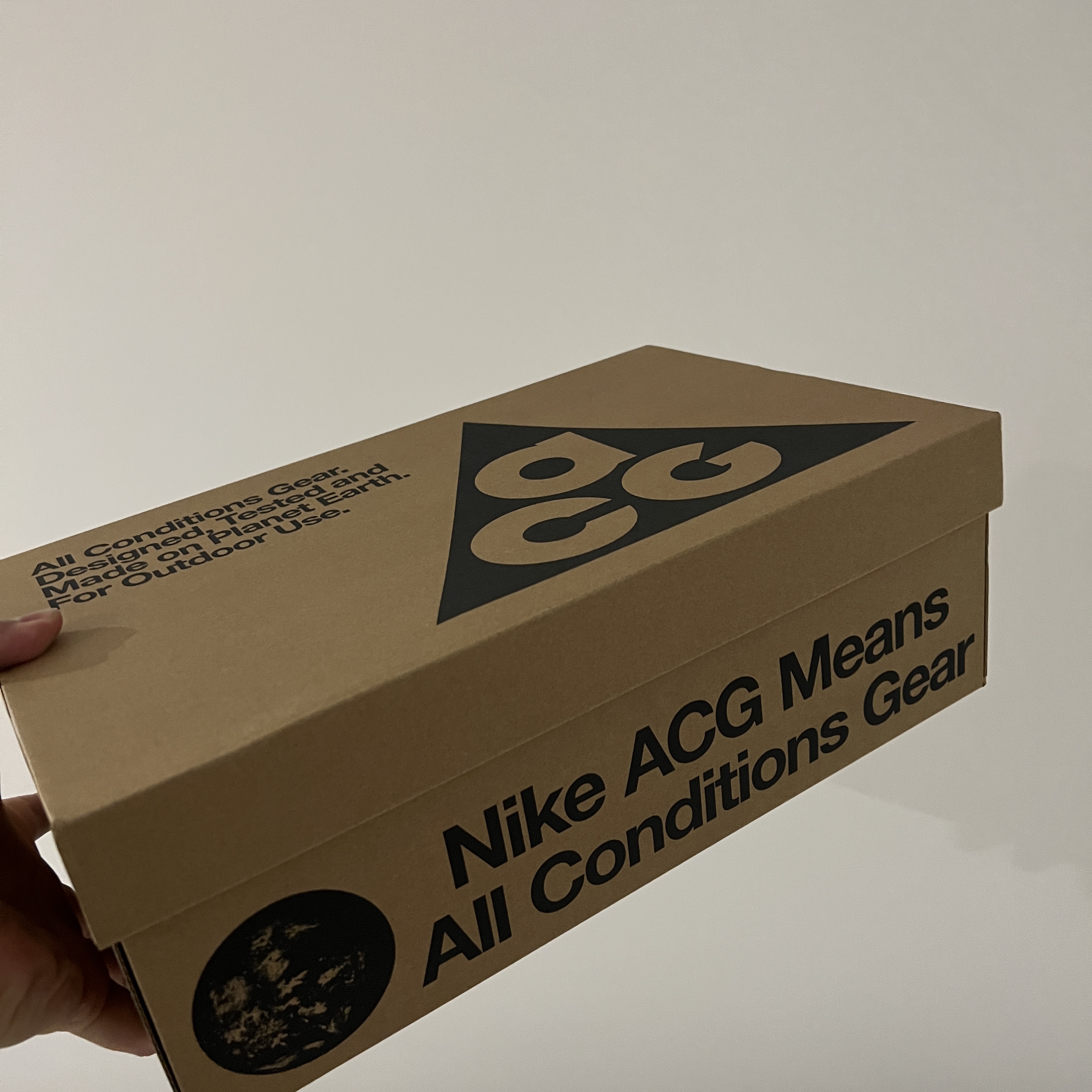 Nike ACG Mountain Fly Low SE White and Black 착용 스타일 - 2
