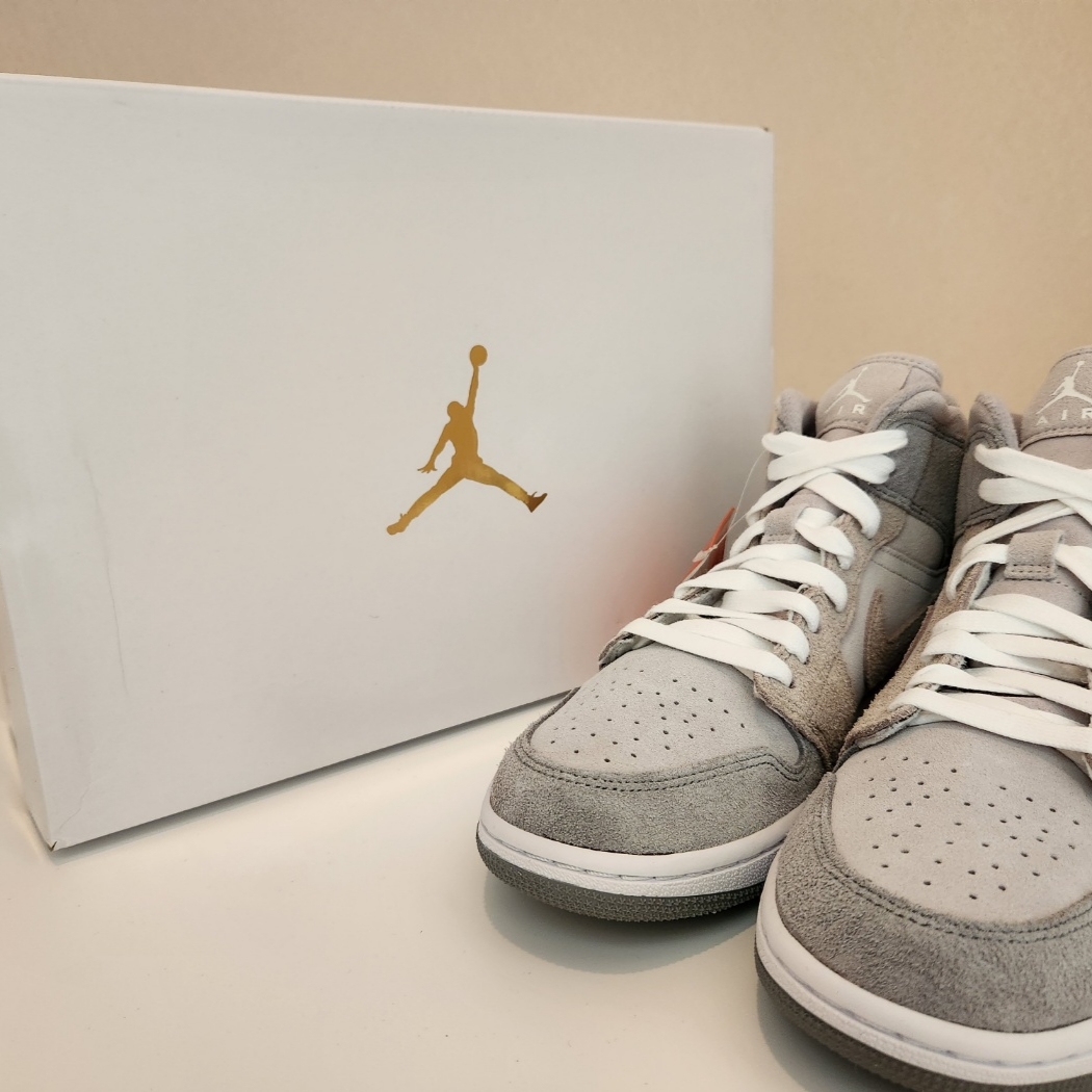 (W) Jordan 1 Mid SE Particle Grey 착용 스타일 - 1