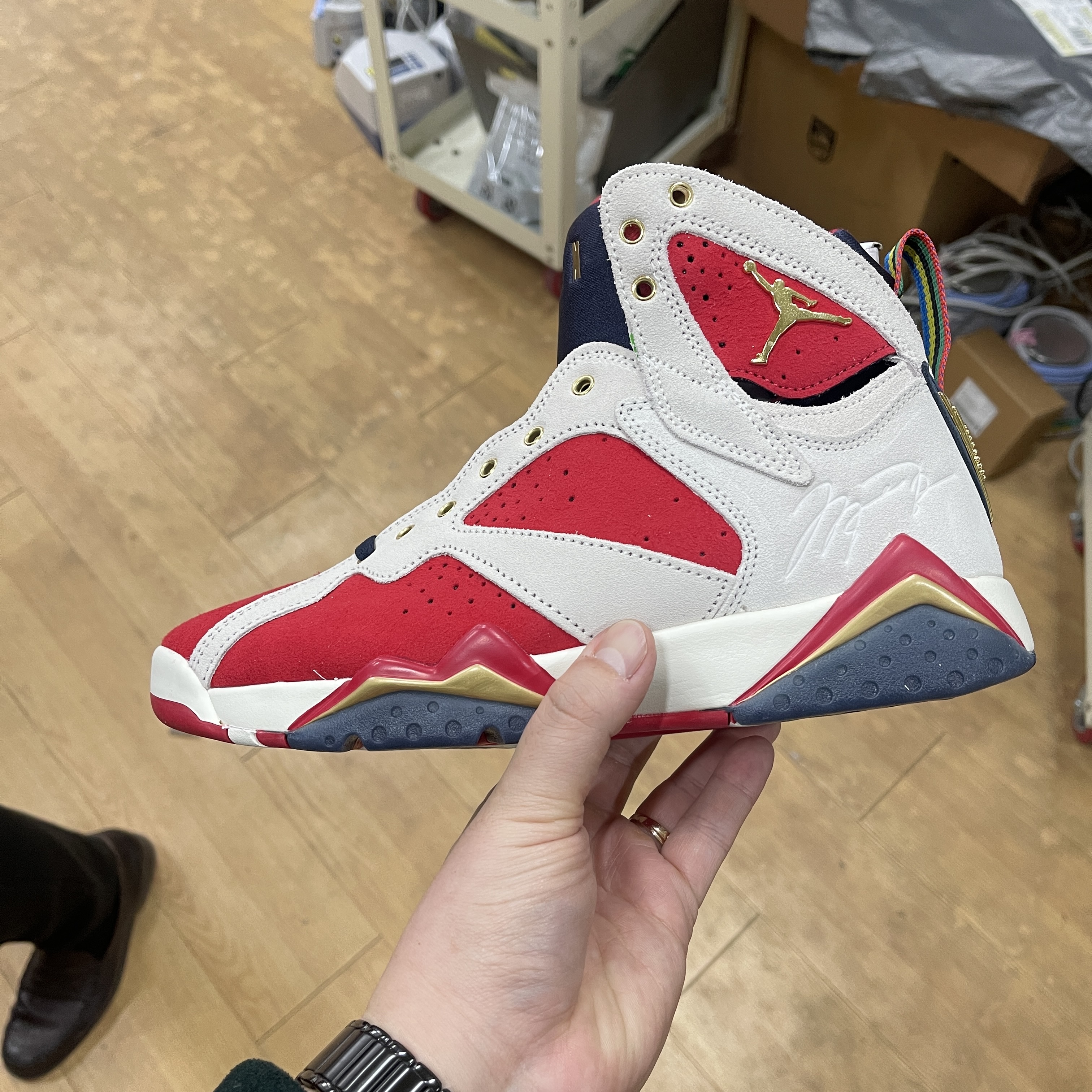 Jordan 7 x Trophy Room Retro SP True Red and Obsidian 착용 스타일 - 3