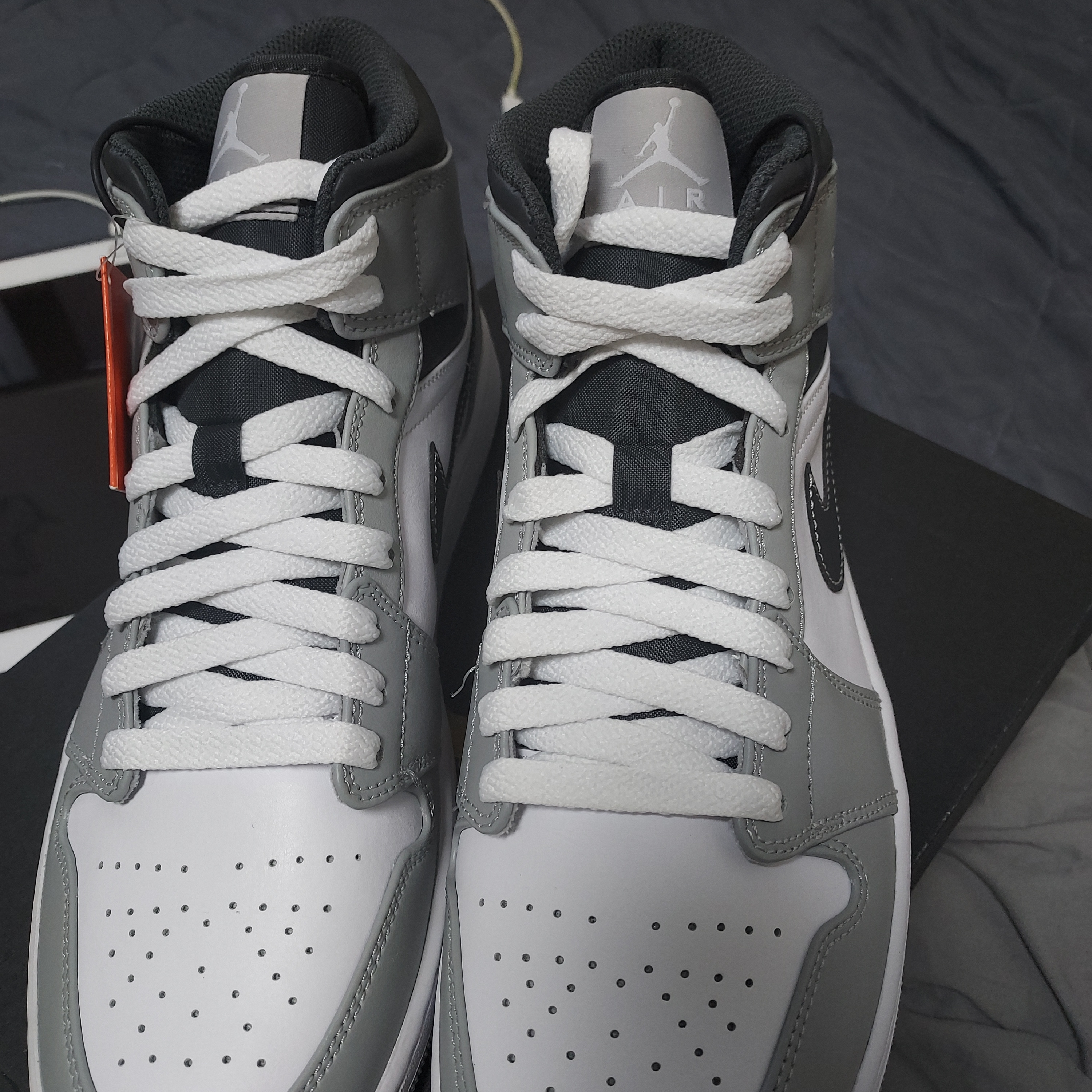 Jordan 1 Mid Light Smoke Grey Anthracite 착용 스타일 - 1