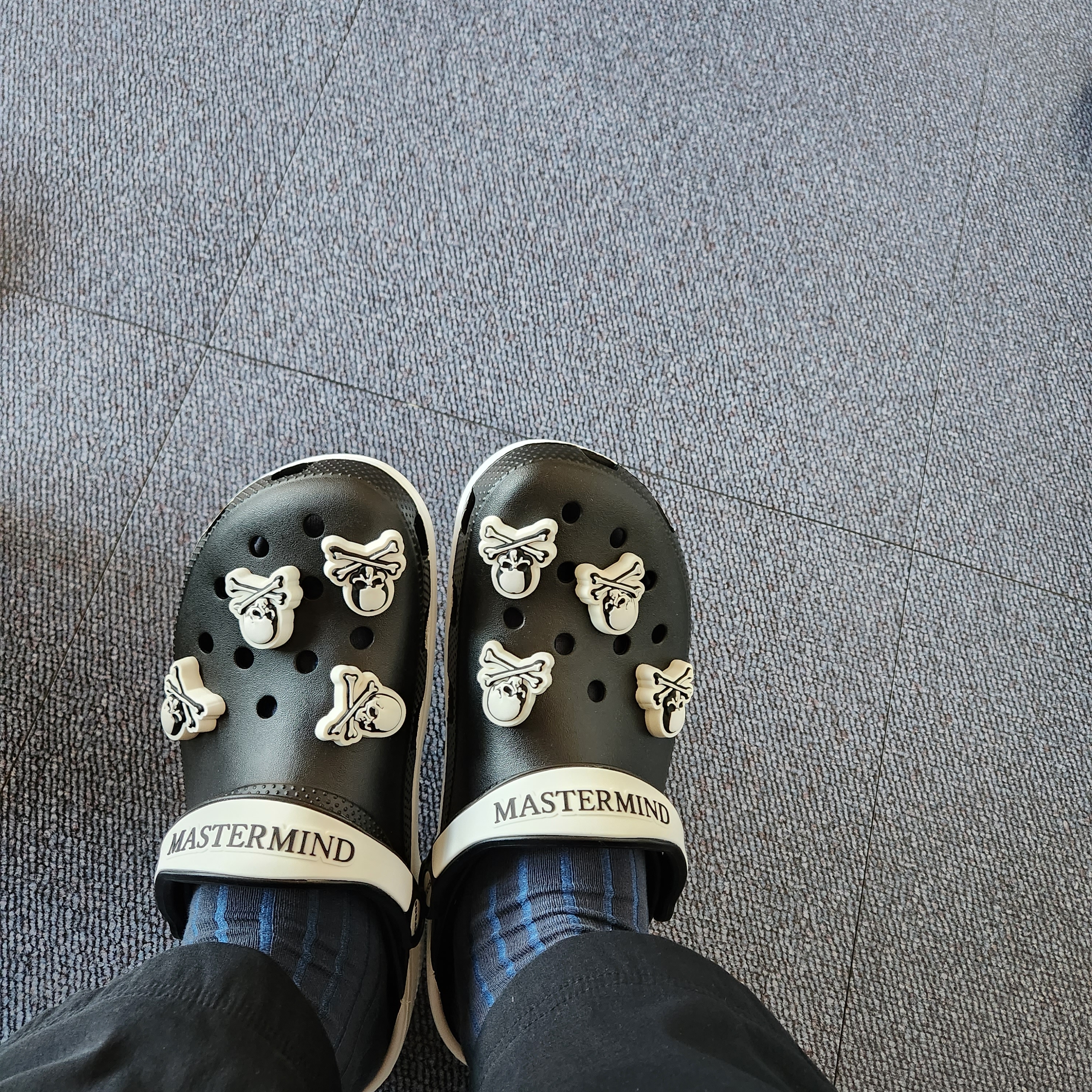Crocs x Mastermind Classic Clog Black White 착용 스타일
