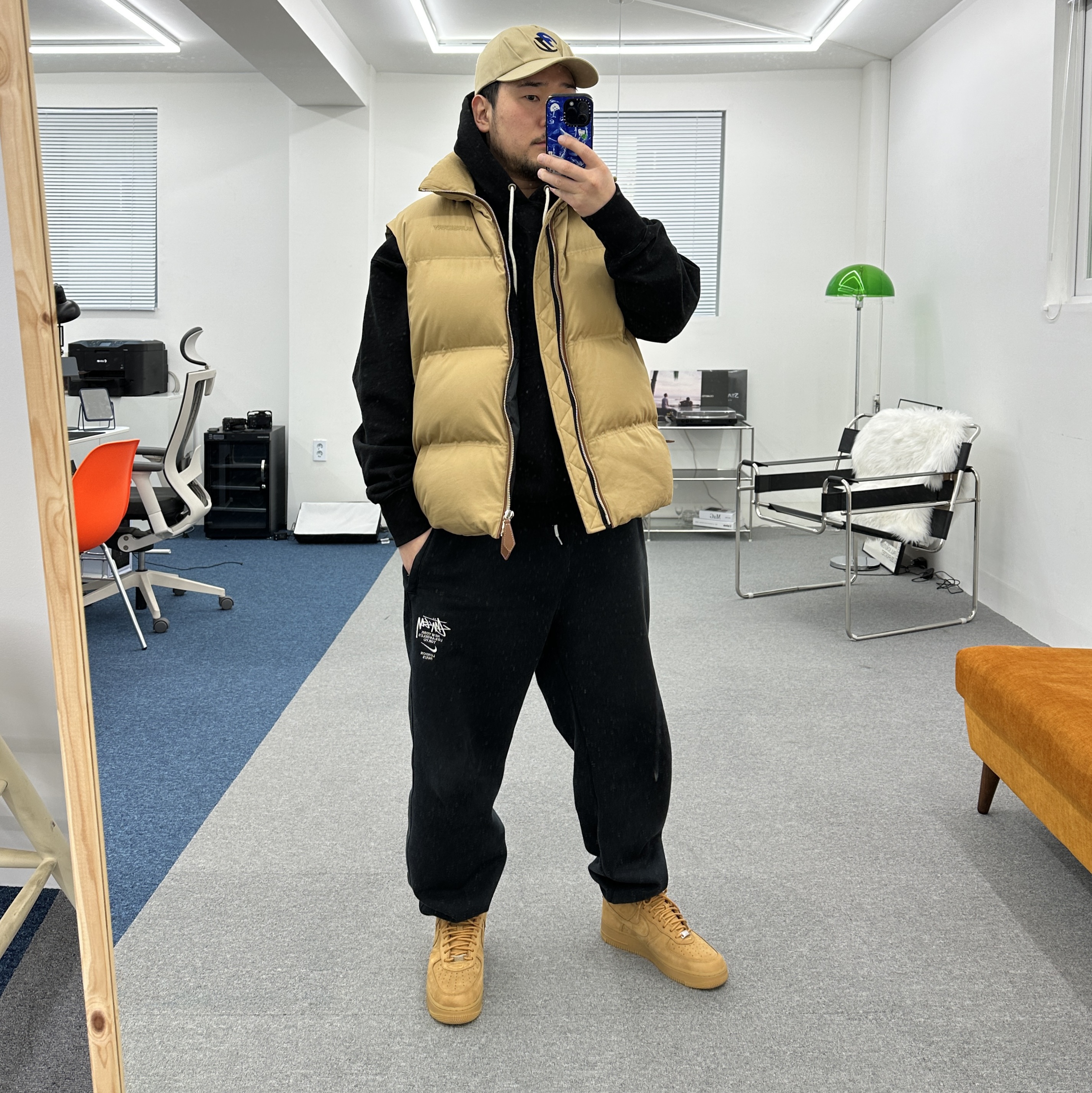 Nike x Supreme Air Force 1 Low Flax, Ader Error x Zara Pleated Cap Beige 착용 스타일 - 1
