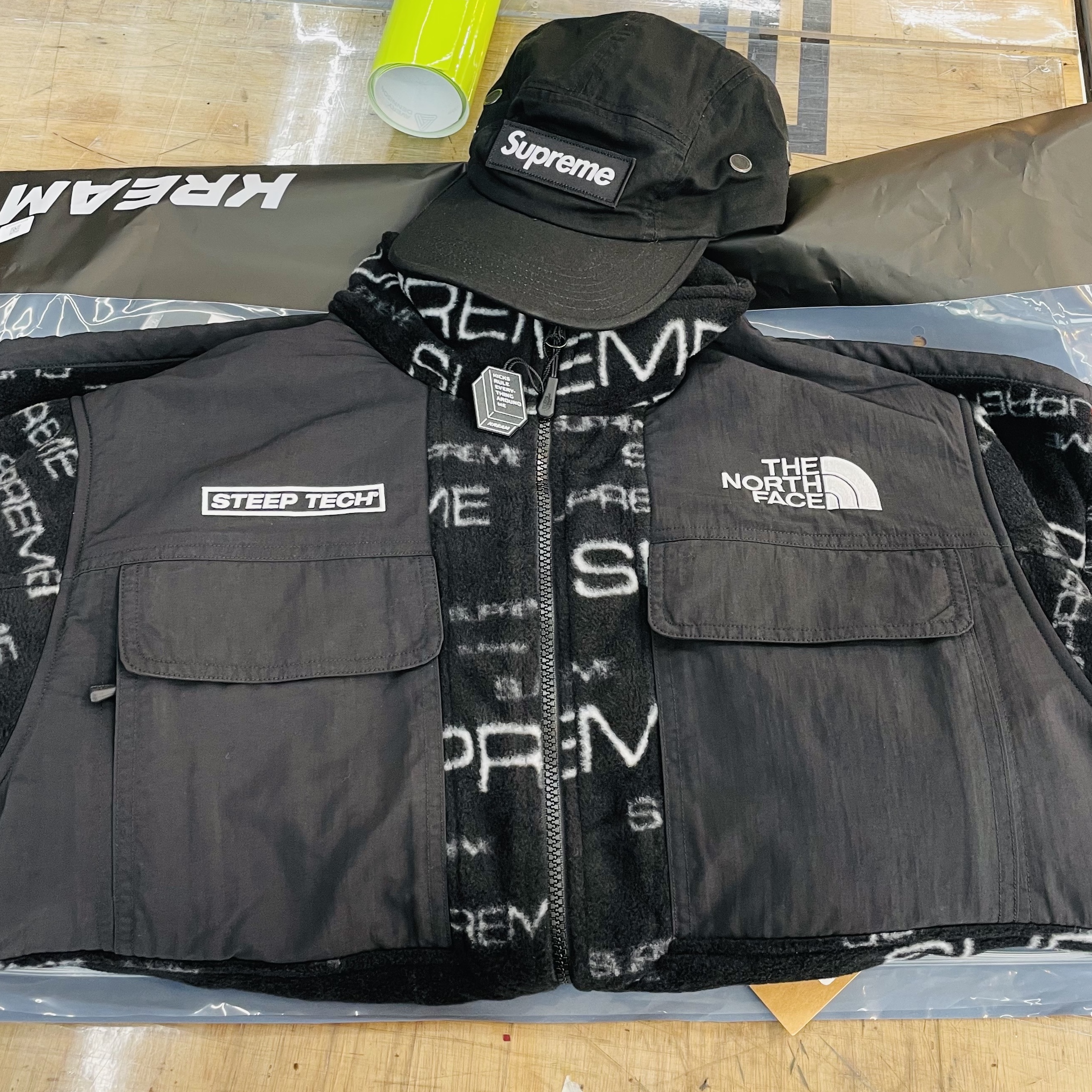 Supreme x The North Face Steep Tech Fleece Jacket Black - 21FW, Supreme Military Camp Cap Black - 22SS 착용 스타일