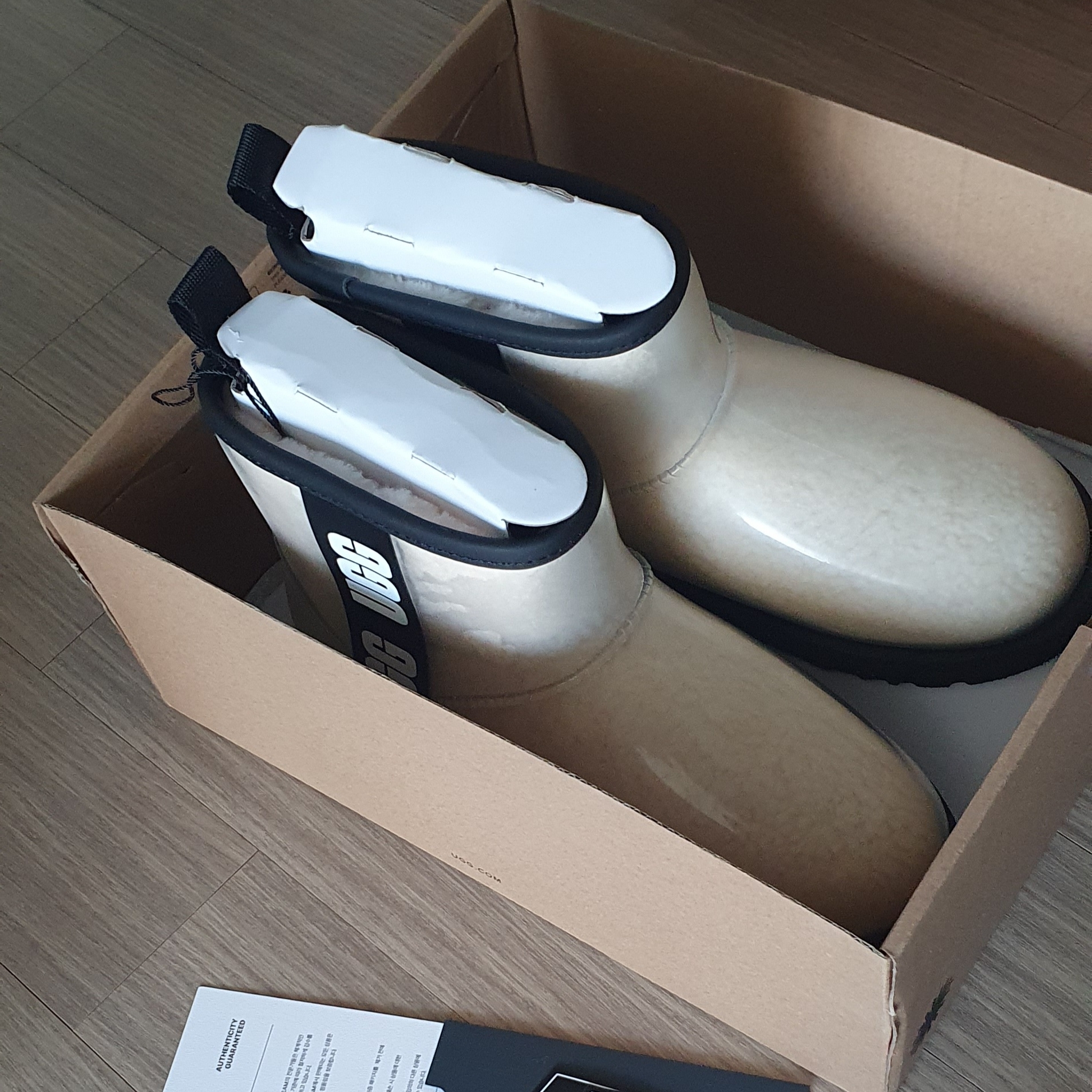 (W) UGG Classic Clear Mini Boots Natural Black 착용 스타일 - 2