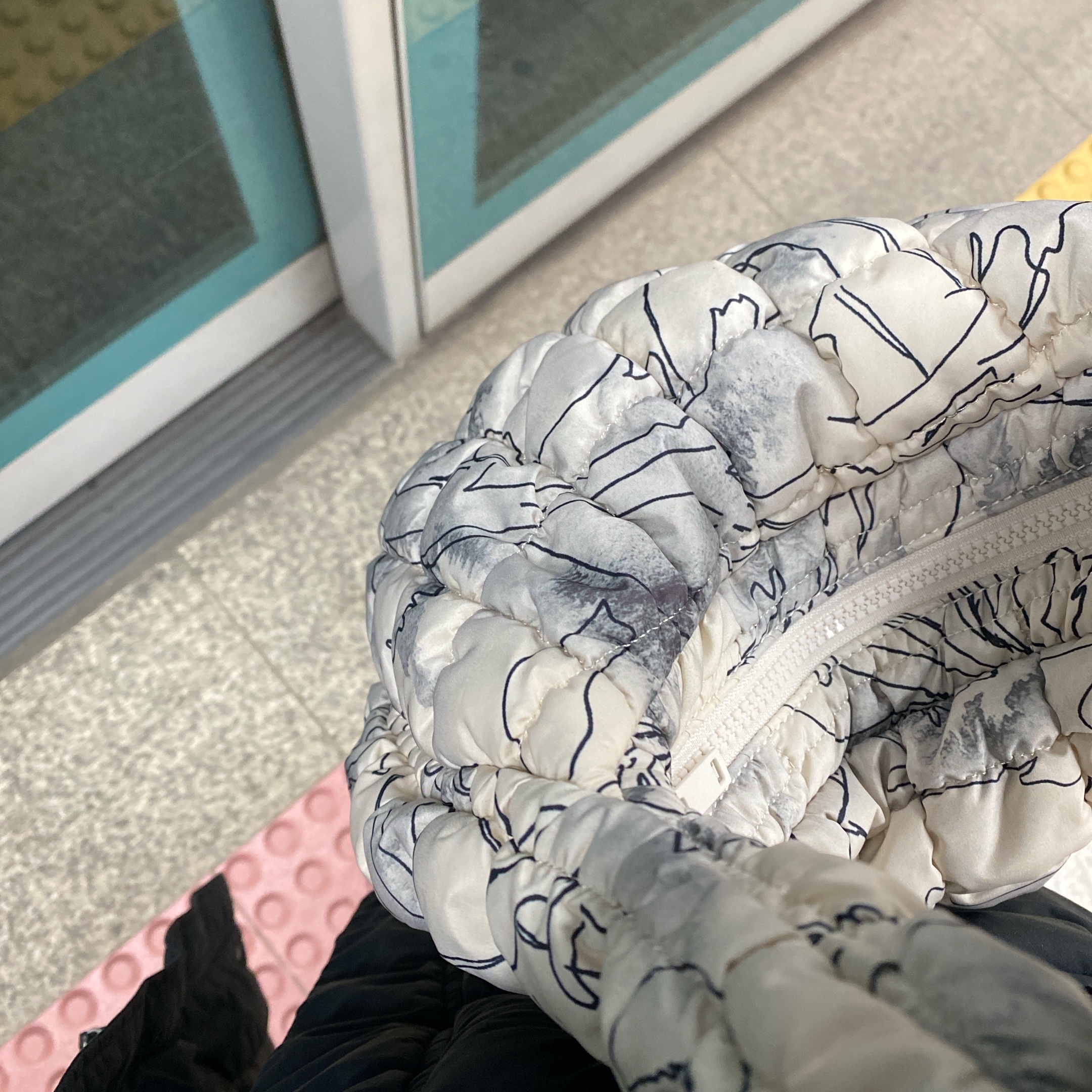 COS Quilted Mini Bag Beige 착용 스타일 - 2