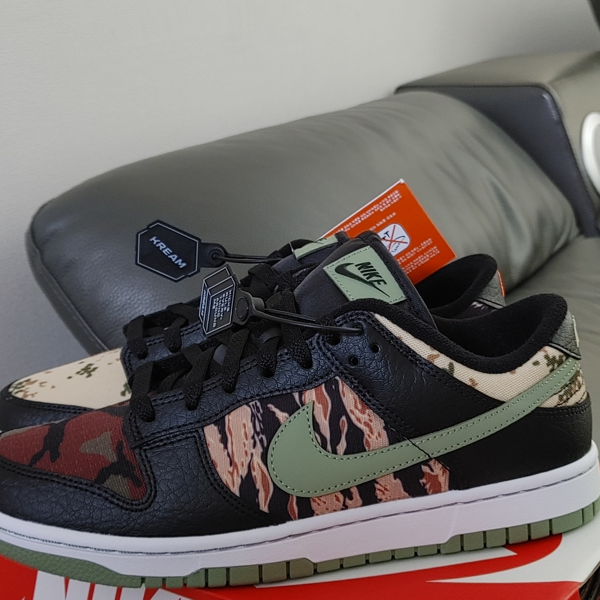 Nike Dunk Low SE Black Multi Camo 착용 스타일