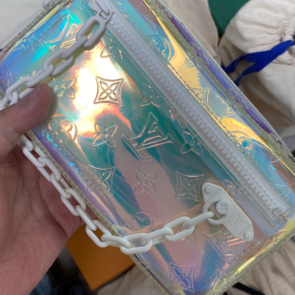 Louis Vuitton Pochette Volga Monogram Prism 착용 스타일
