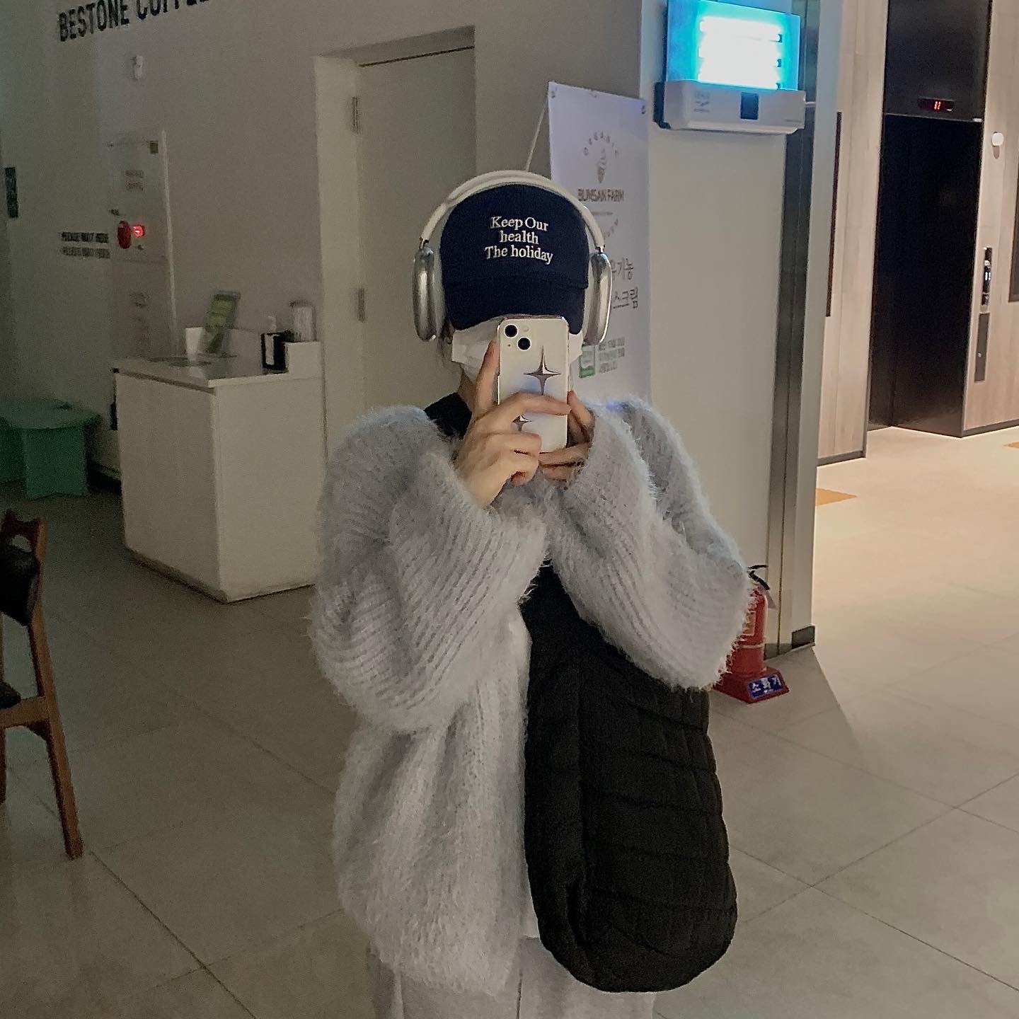 Apple AirPods Max Lightning Silver (Korean Ver.), (W) Nike Dunk Low Light Smoke Grey 착용 스타일 - 3