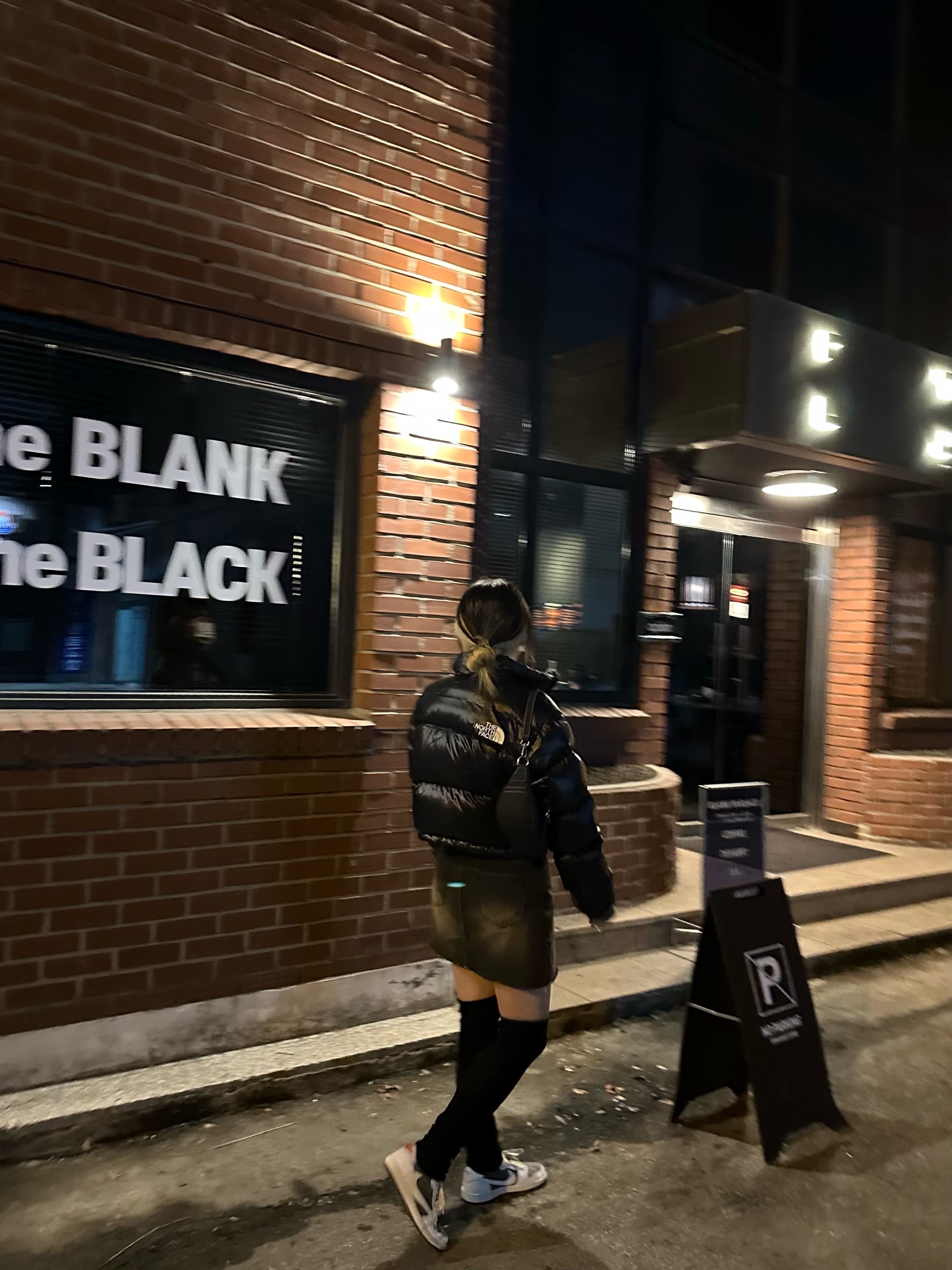 (W) The North Face Nuptse Short Jacket TNF Black, Jordan 1 x Travis Scott Retro Low OG SP Sail and Ridgerock 착용 스타일 - 1