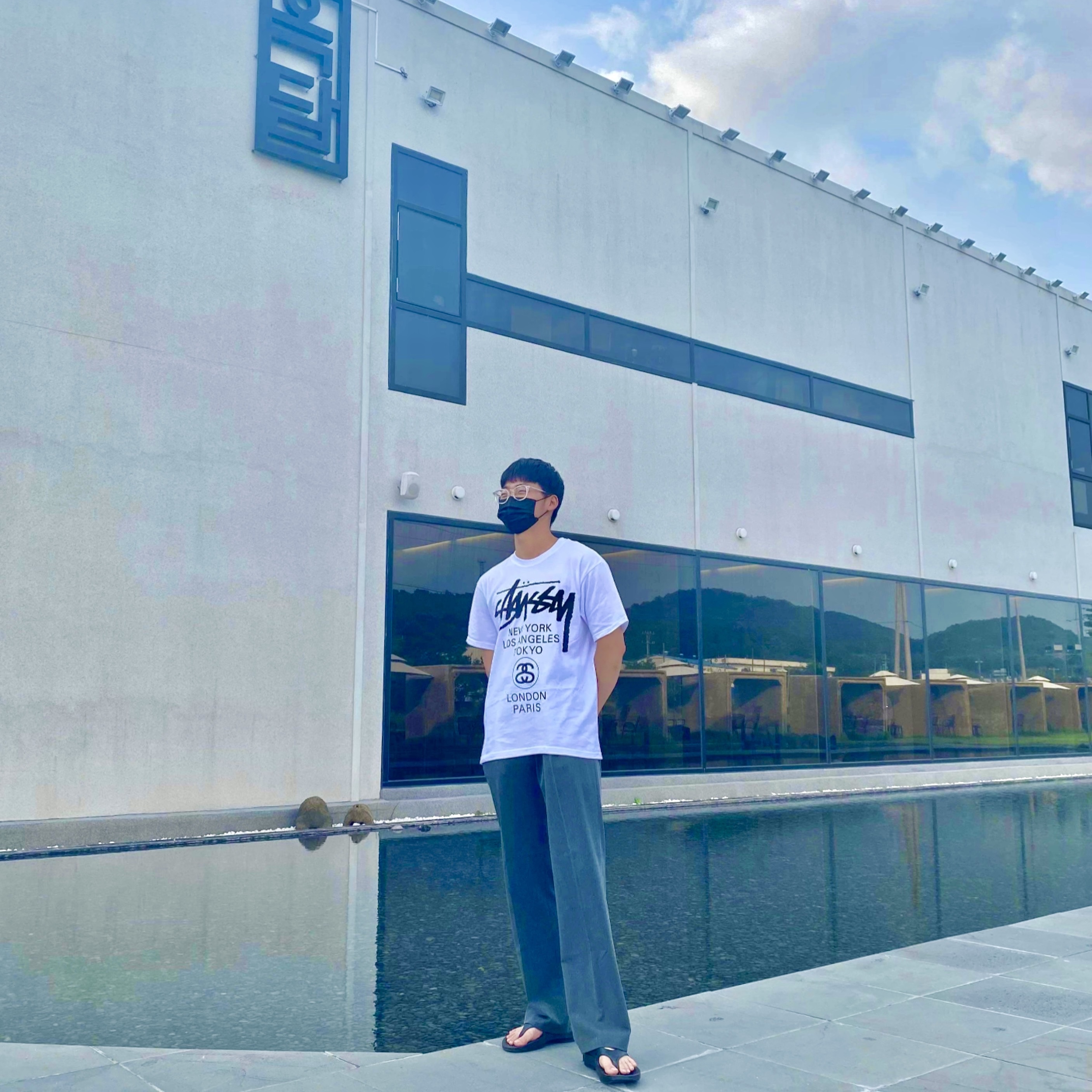 Stussy World Tour T-Shirt White, Oofos OOriginal Black 착용 스타일
