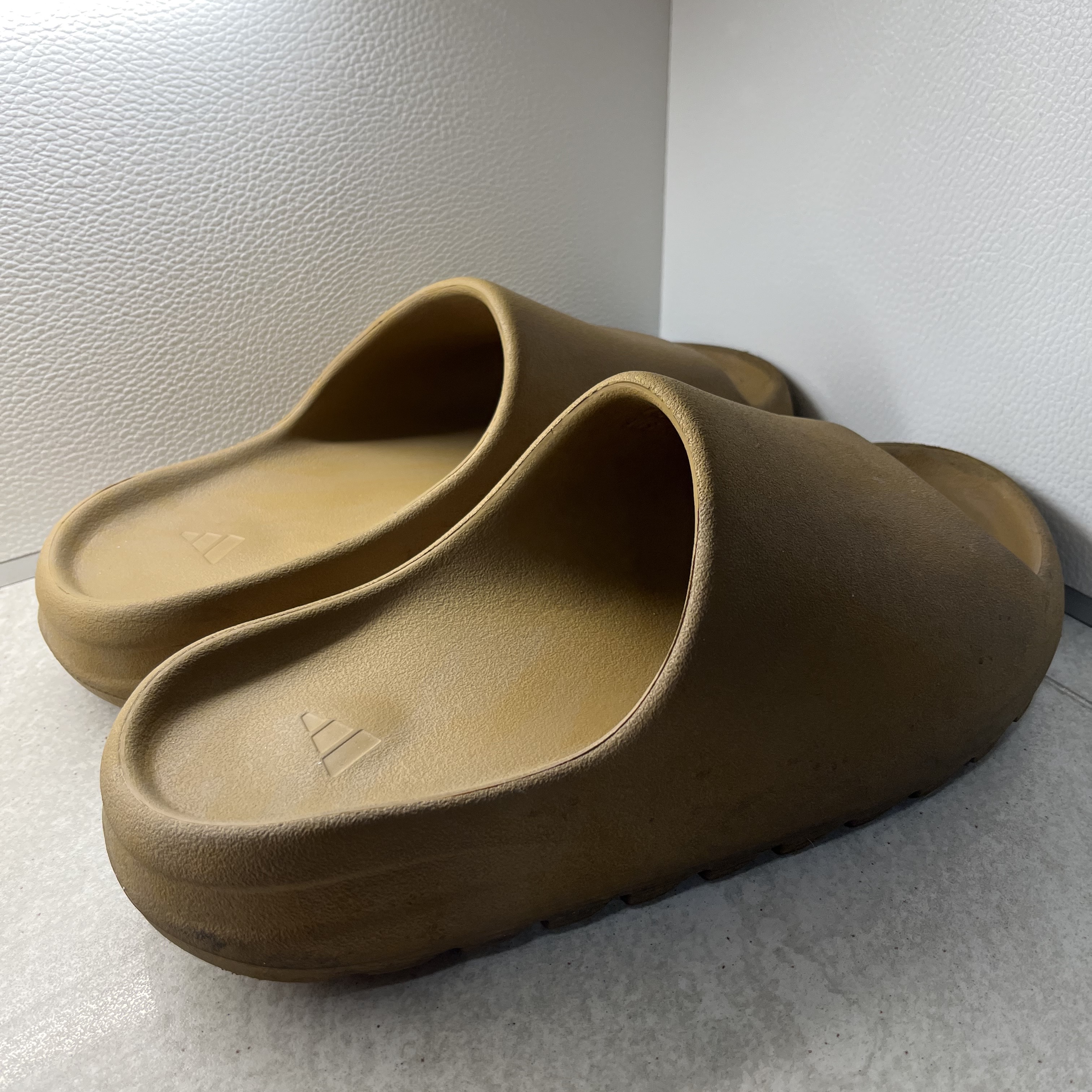 Adidas Yeezy Slide Ochre 착용 스타일