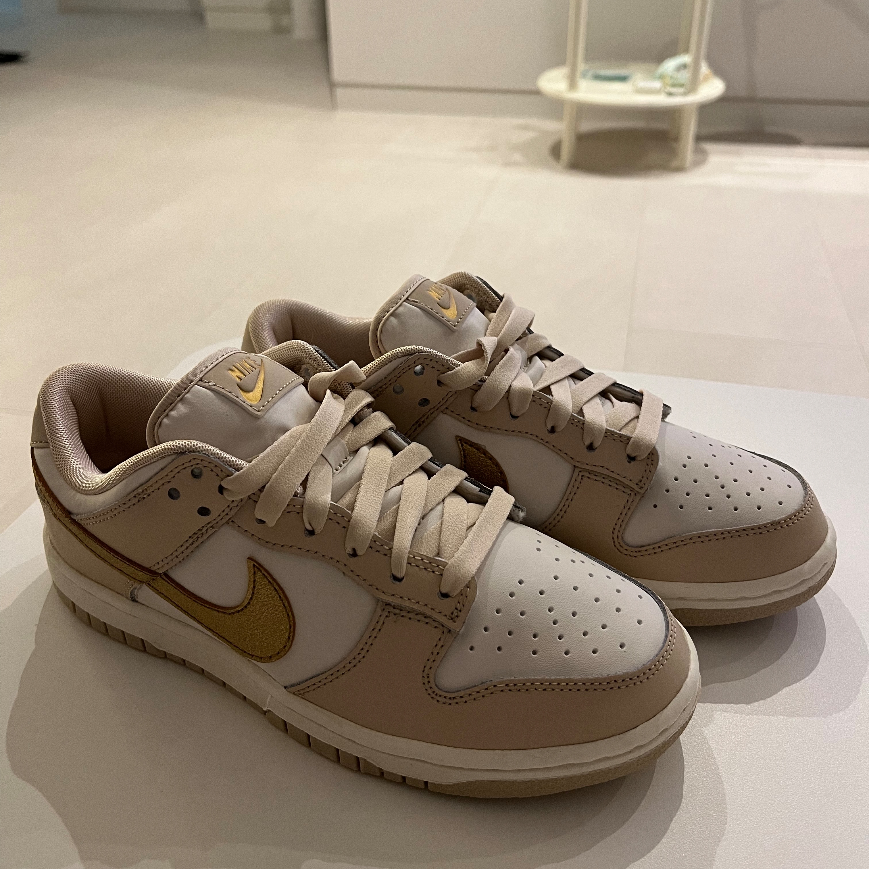 (W) Nike Dunk Low Sanddrift Metallic Gold 착용 스타일