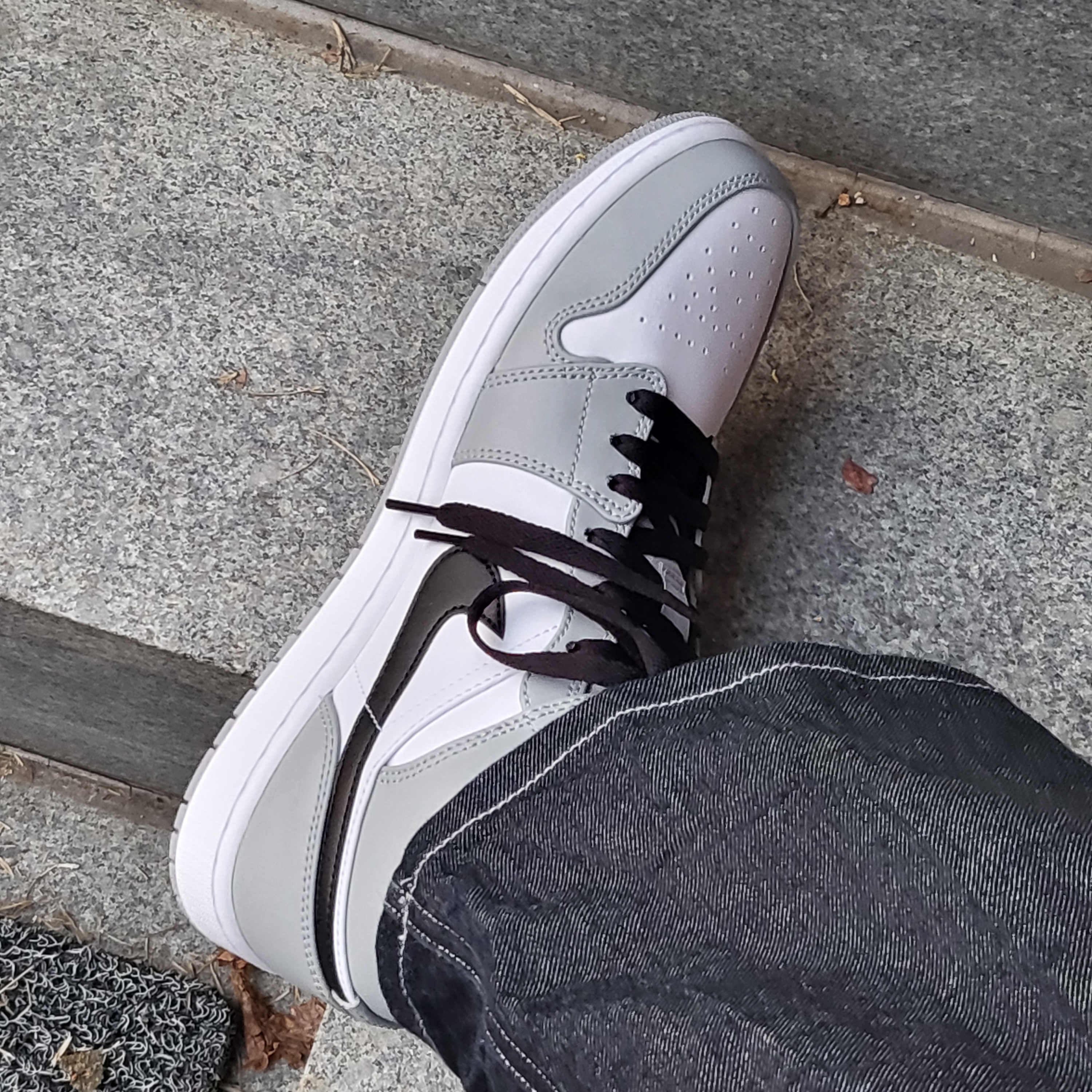 Jordan 1 Mid Light Smoke Grey 착용 스타일