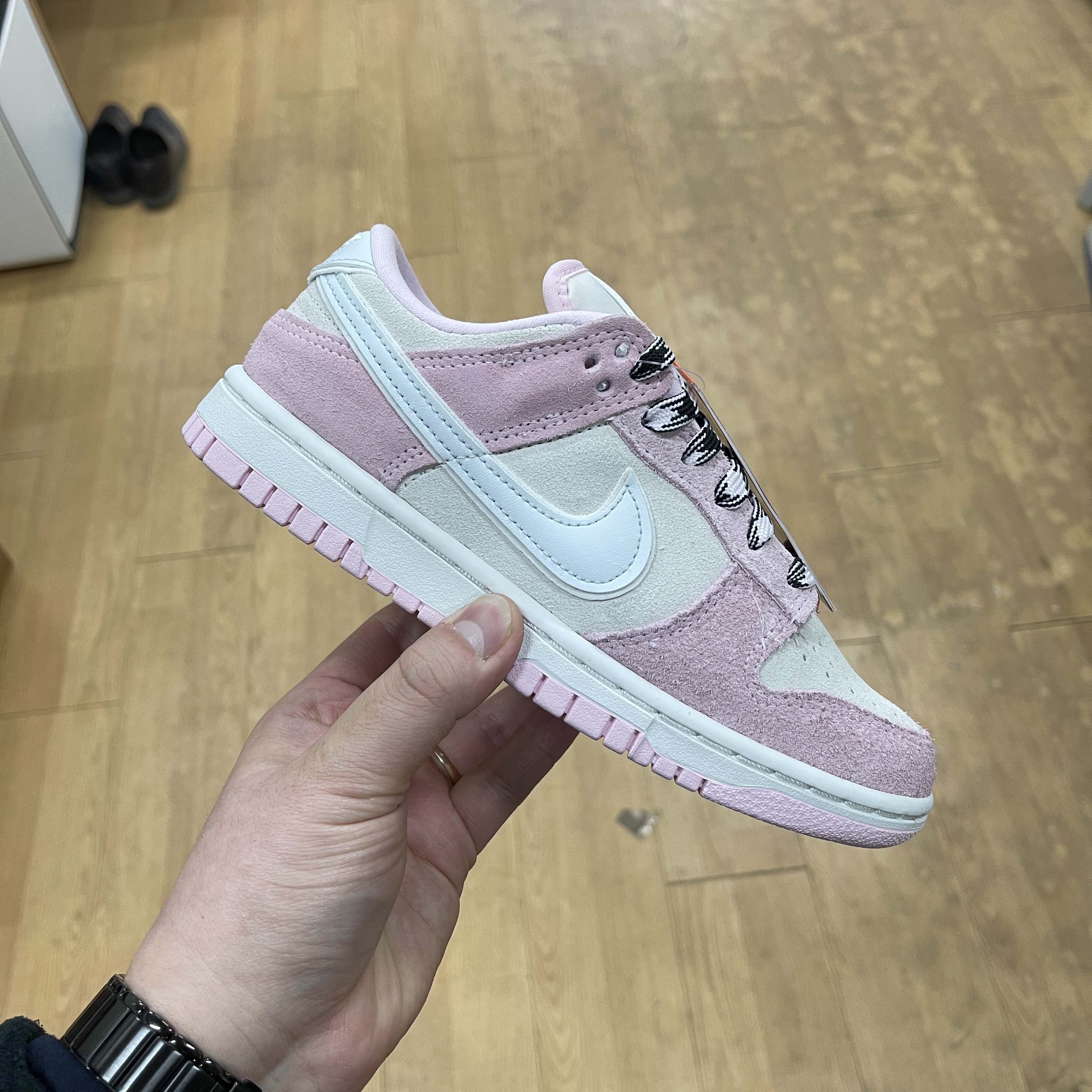 (W) Nike Dunk Low LX Pink Foam, Jordan 1 Low SE Concord 착용 스타일 - 2