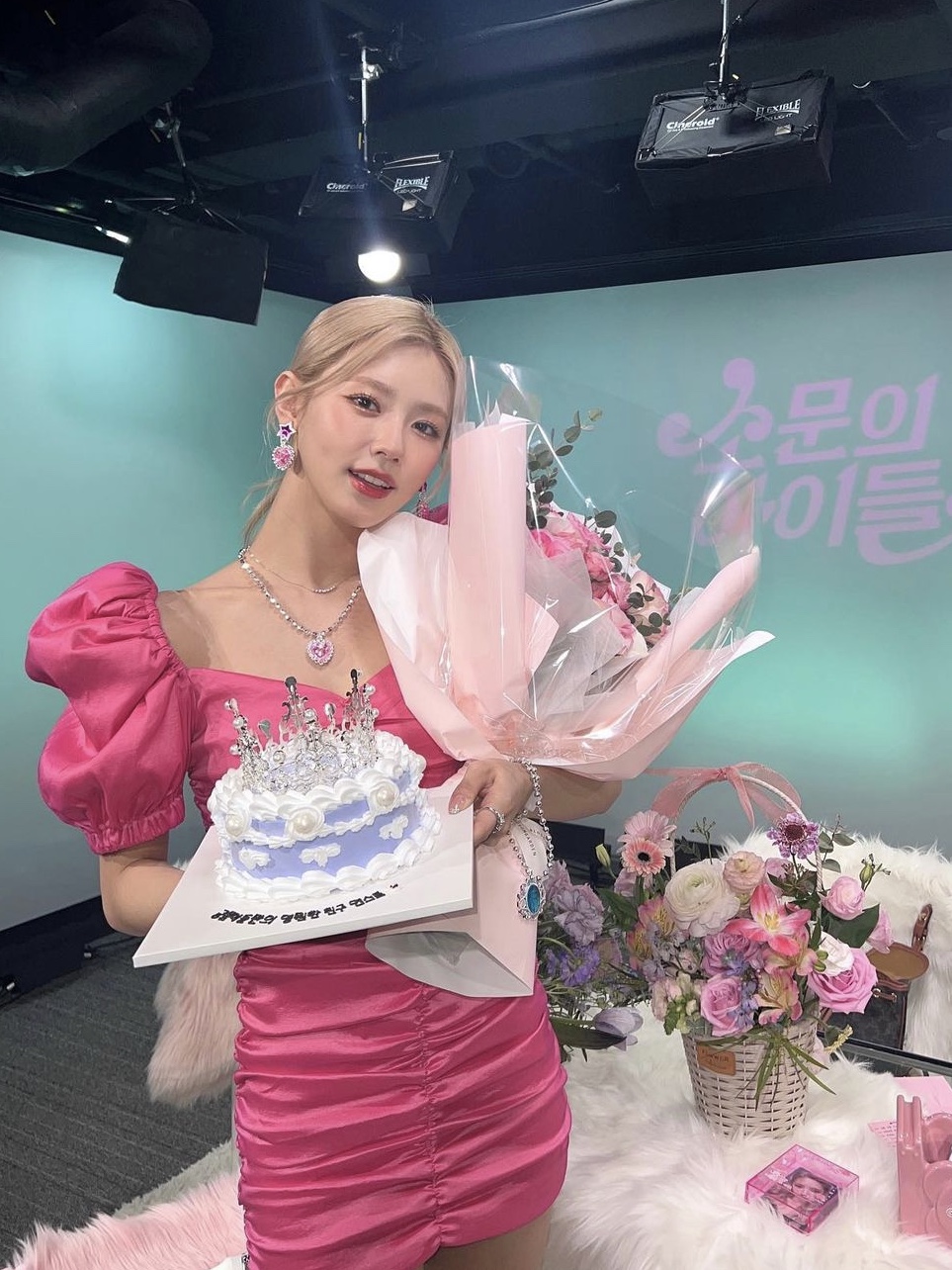 get shopping with me🛍️님의 스타일 - 2