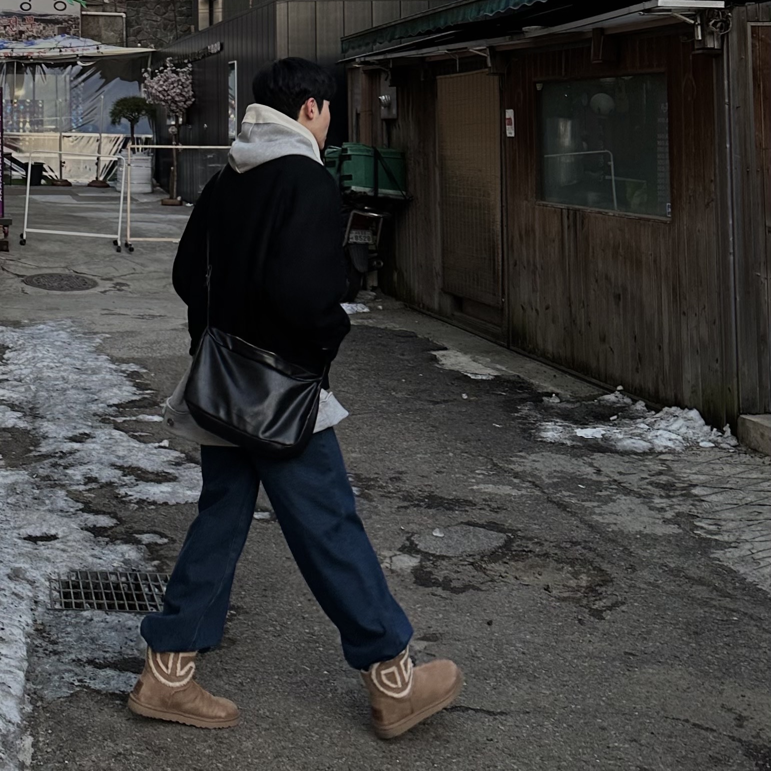 UGG x Telfar Logo Mini Chestnut 착용 스타일 - 5