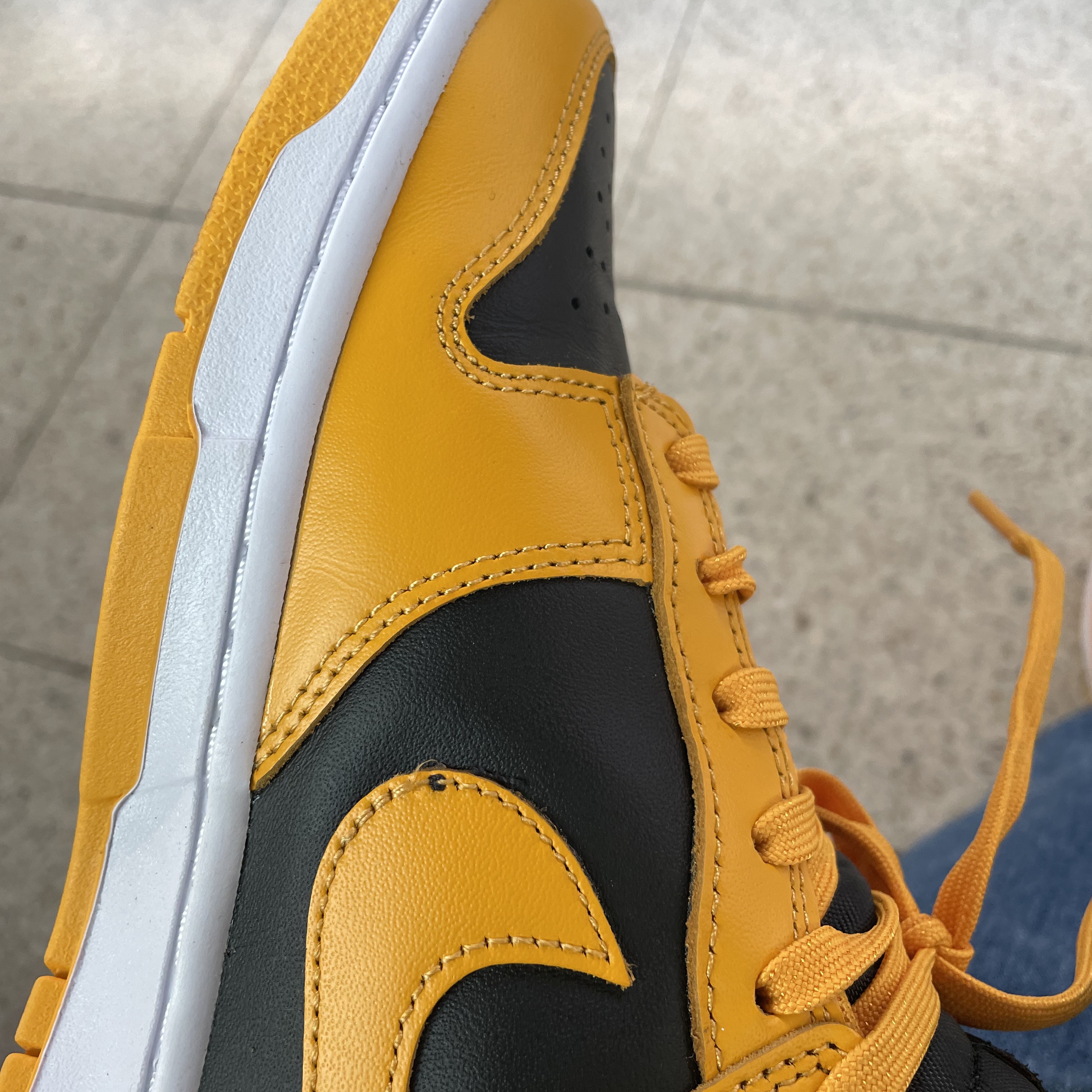 Nike Dunk Low Retro Championship Goldenrod 착용 스타일 - 2