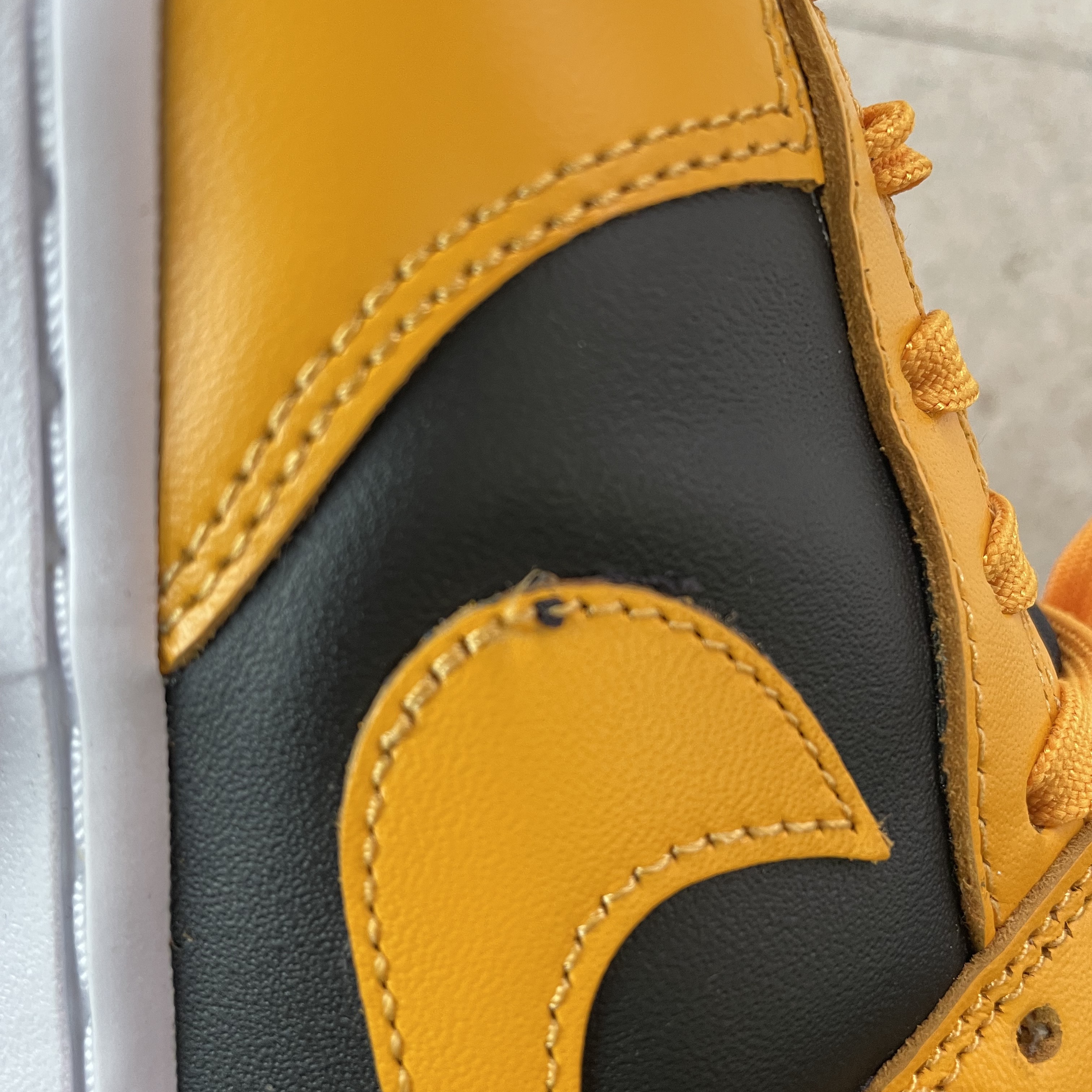 Nike Dunk Low Retro Championship Goldenrod 착용 스타일 - 1