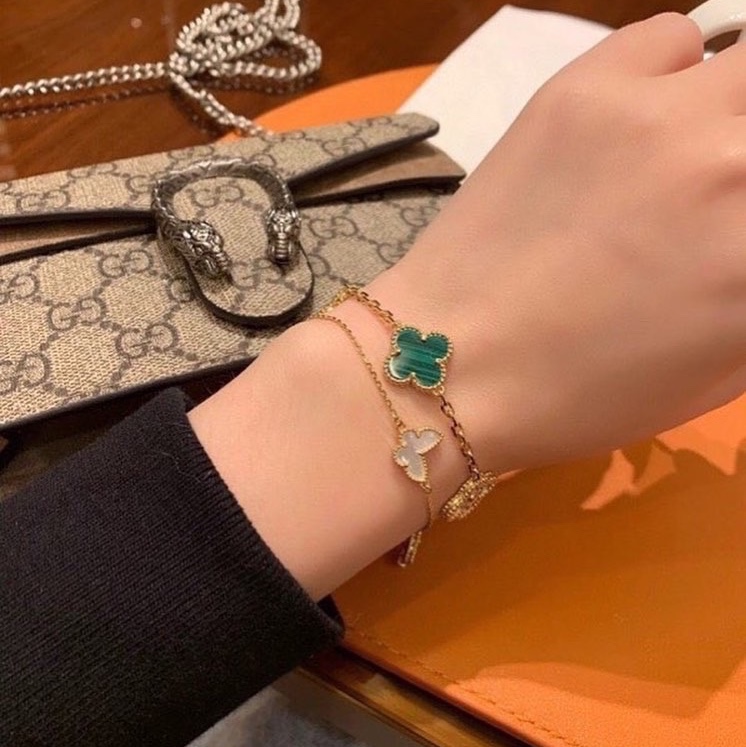 (W) Van Cleef & Arpels Sweet Alhambra Butterfly Bracelet Yellow Gold Mother of Pearl 착용 스타일