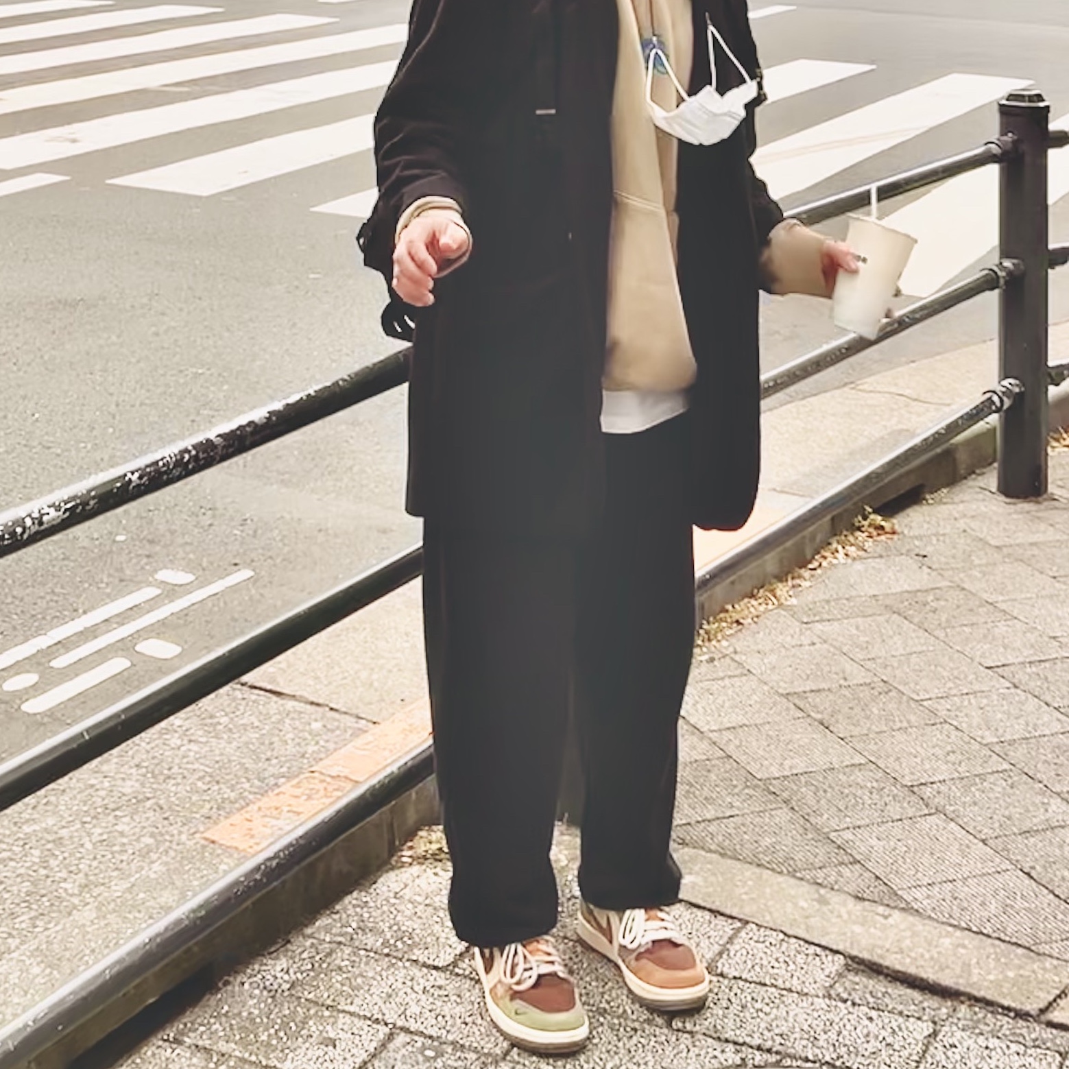 Jordan 1 x Zion Williamson Retro Low OG Flax and Oil Green, Nike x Off-White NRG Fleece Hoodie Khaki - Asia 착용 스타일 - 1