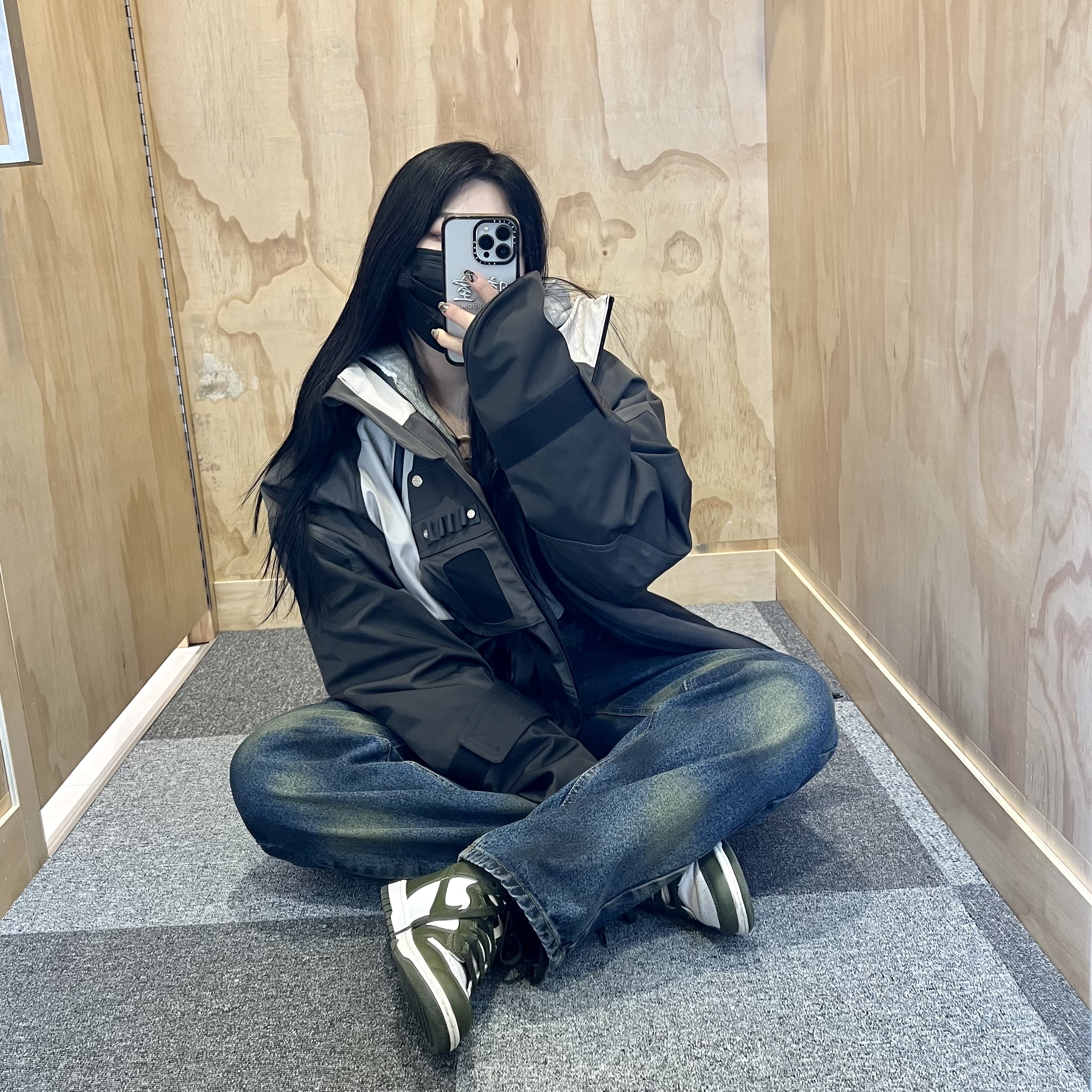 Undermycar Kame Multi Zip Turtle Shell Parka Driftwood - 22FW, Casetify x Darkr8m Studio Silver Stitch Logo Impact iPhone Case Clear Black 착용 스타일