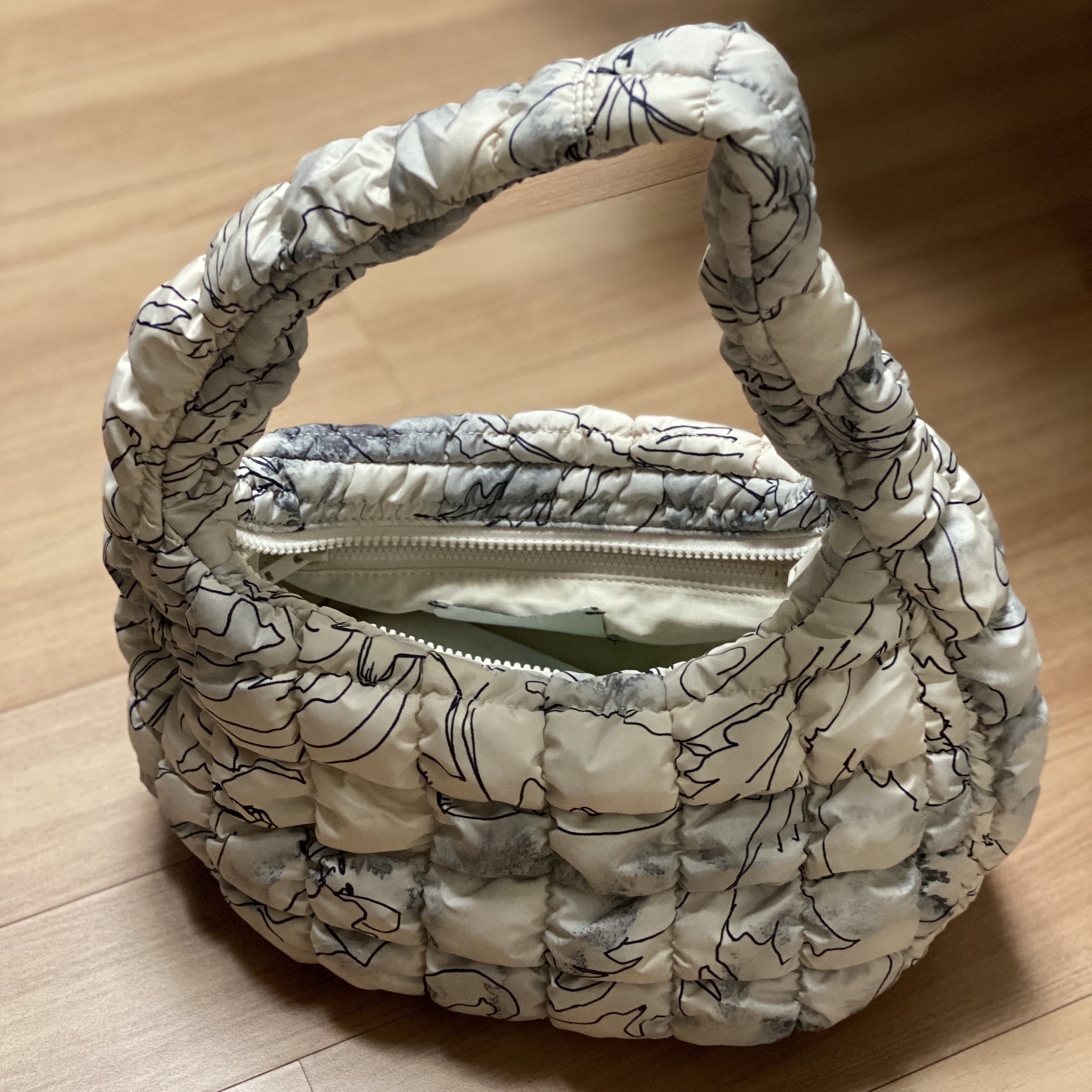 COS Quilted Mini Bag Beige 착용 스타일 - 3