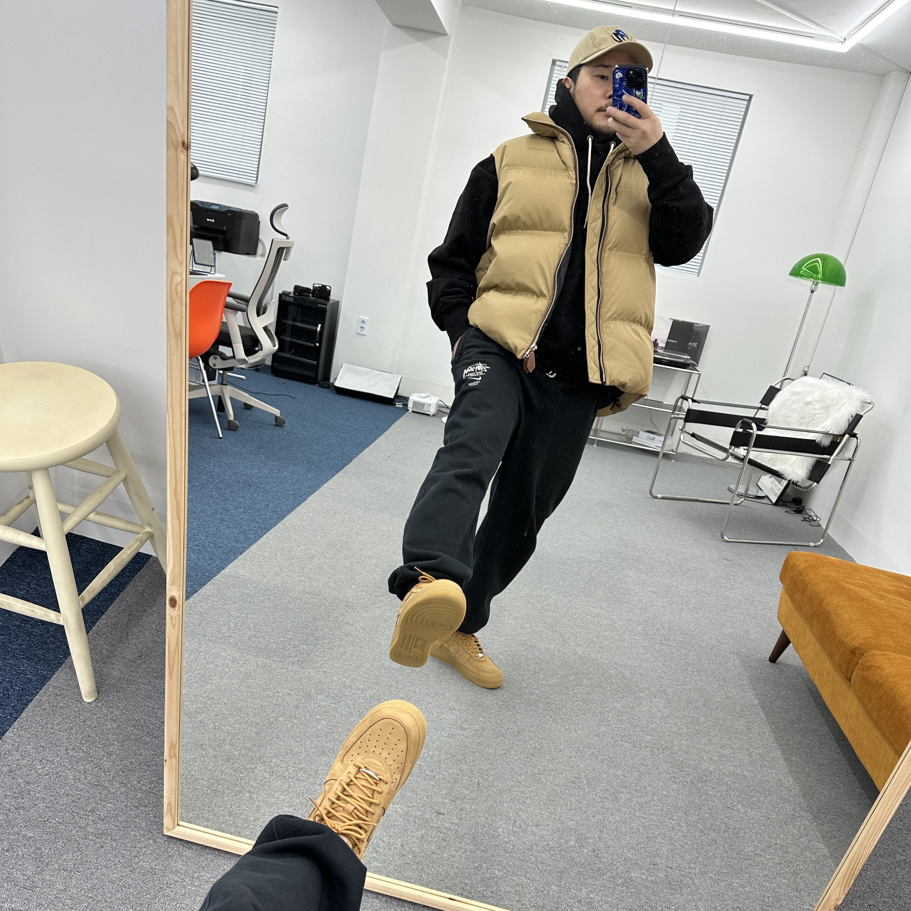 Nike x Supreme Air Force 1 Low Flax, Ader Error x Zara Pleated Cap Beige 착용 스타일 - 3