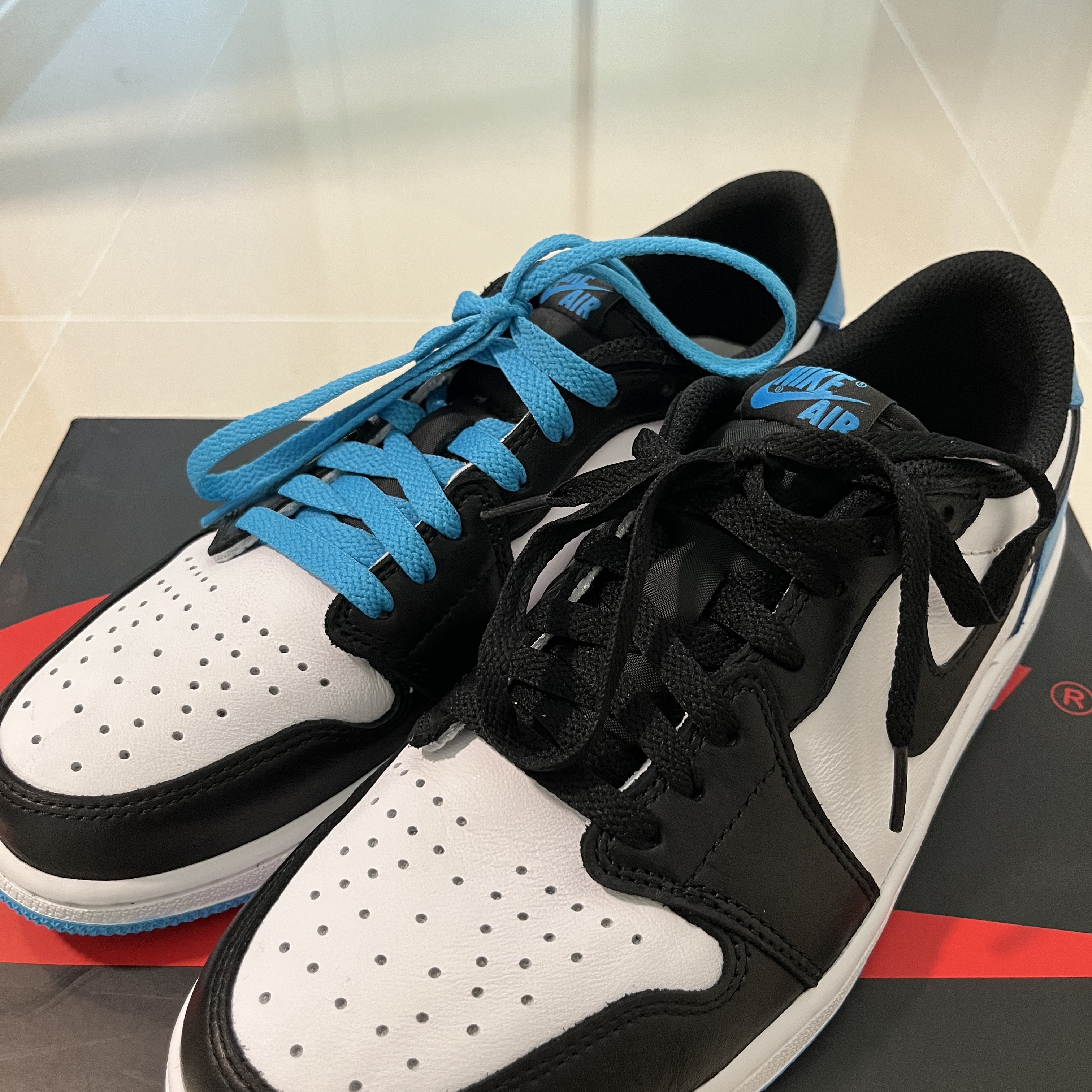 Jordan 1 Retro Low OG Black and Dark Powder Blue 착용 스타일