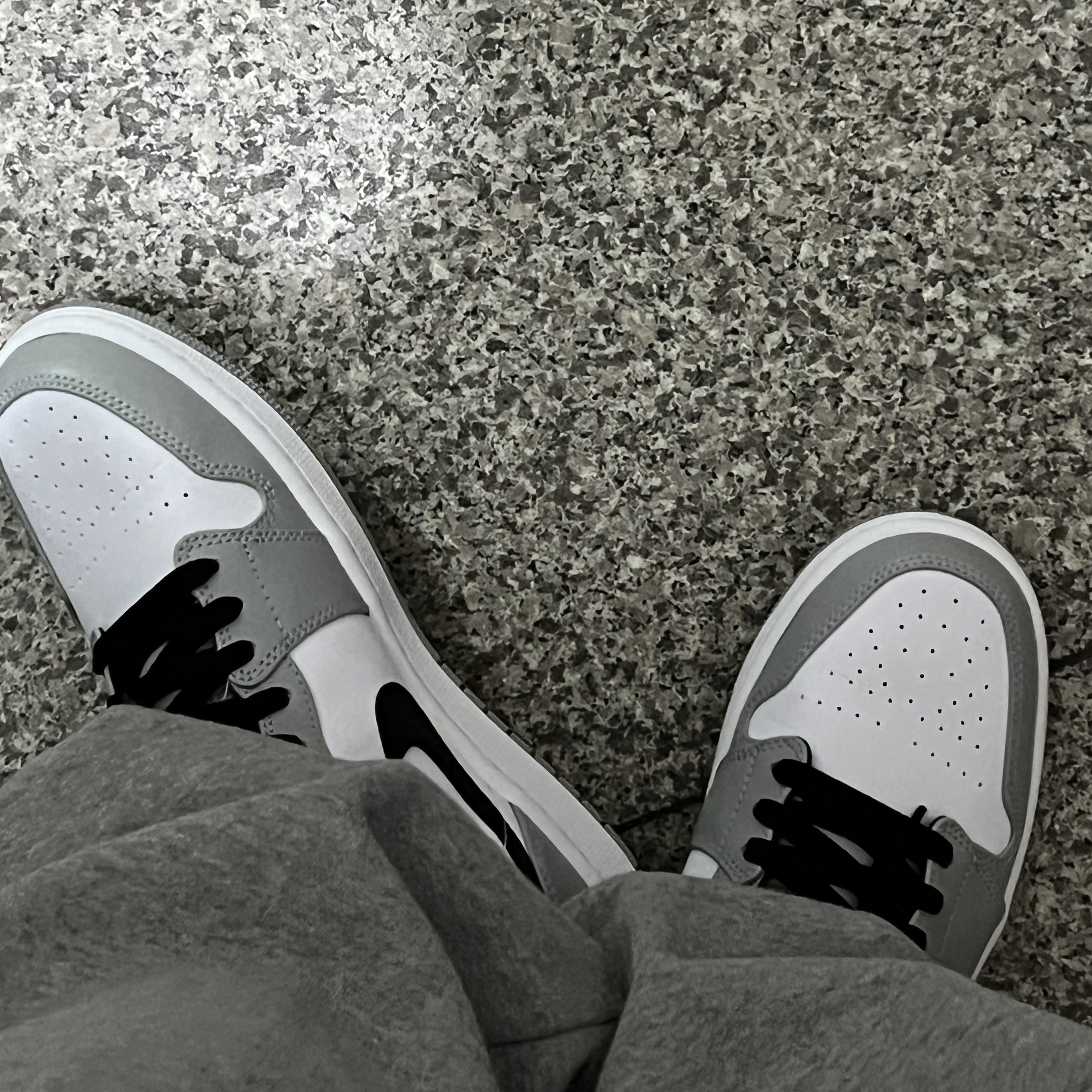 Jordan 1 Mid Light Smoke Grey 착용 스타일 - 1