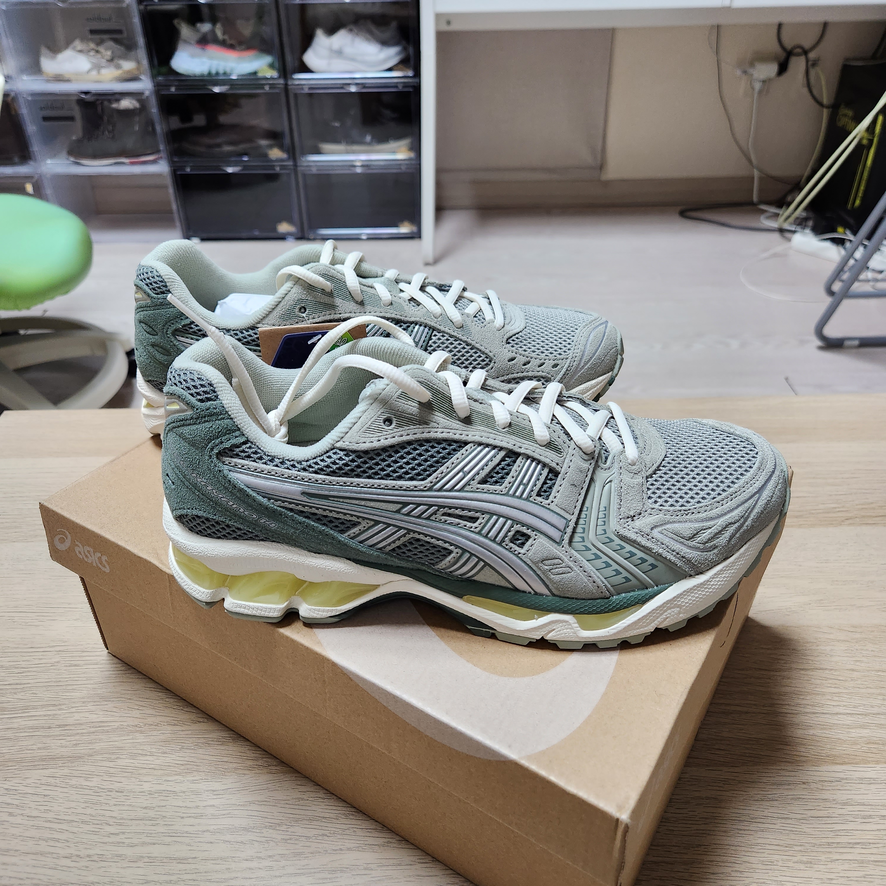 Asics Gel-Kayano 14 Olive Grey Pure Silver 착용 스타일 - 2