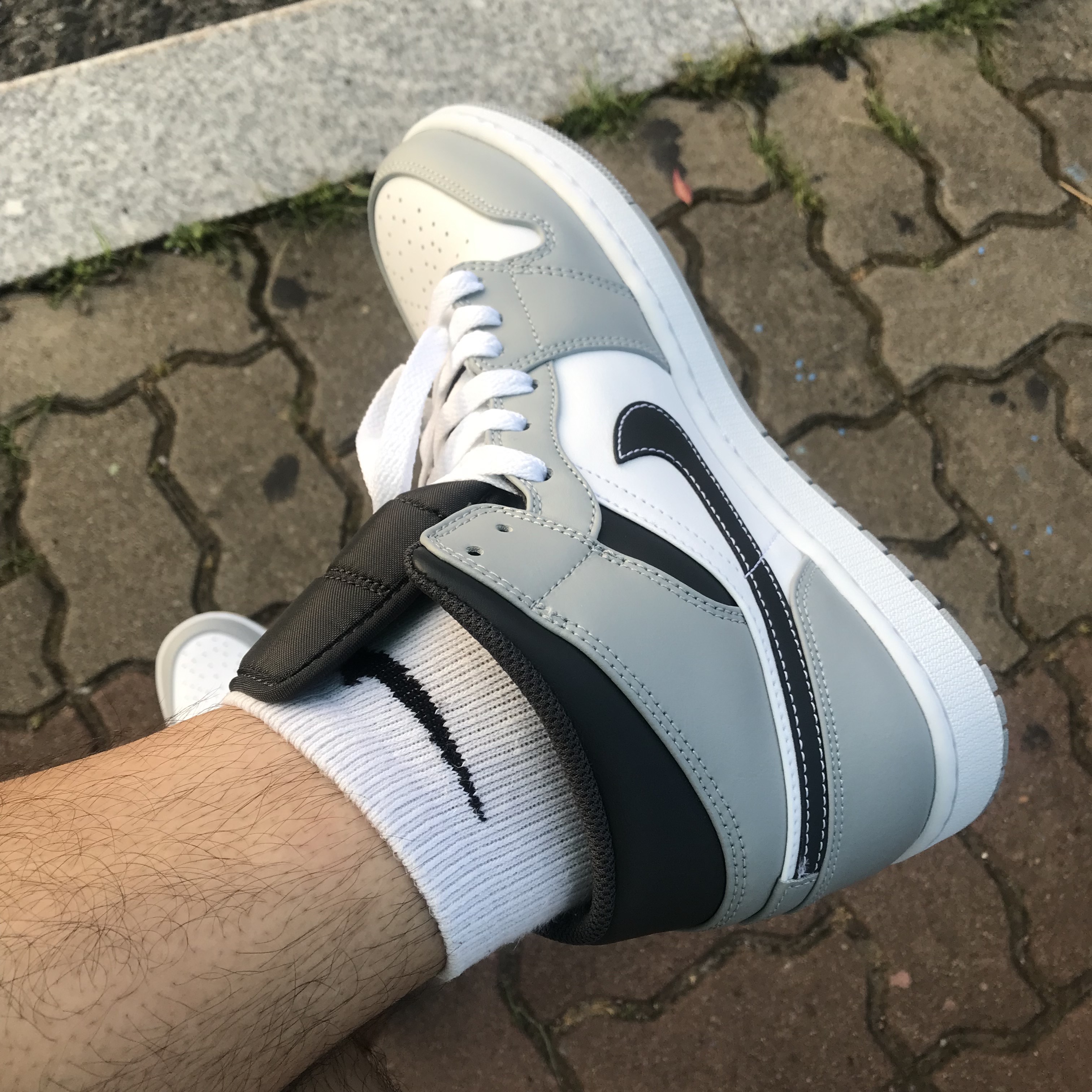 Jordan 1 Mid Light Smoke Grey Anthracite 착용 스타일 - 2