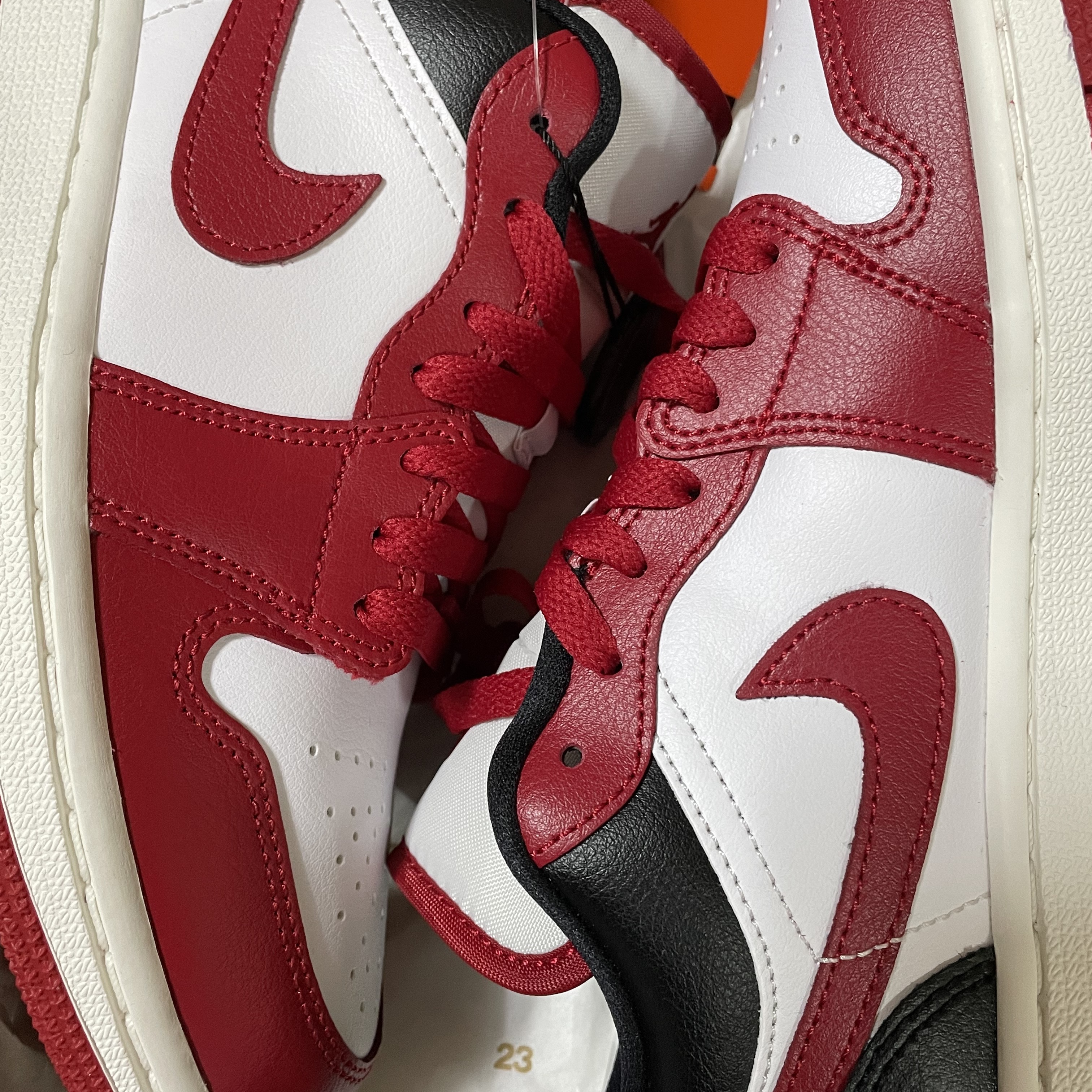 (W) Jordan 1 Low White Gym Red 착용 스타일