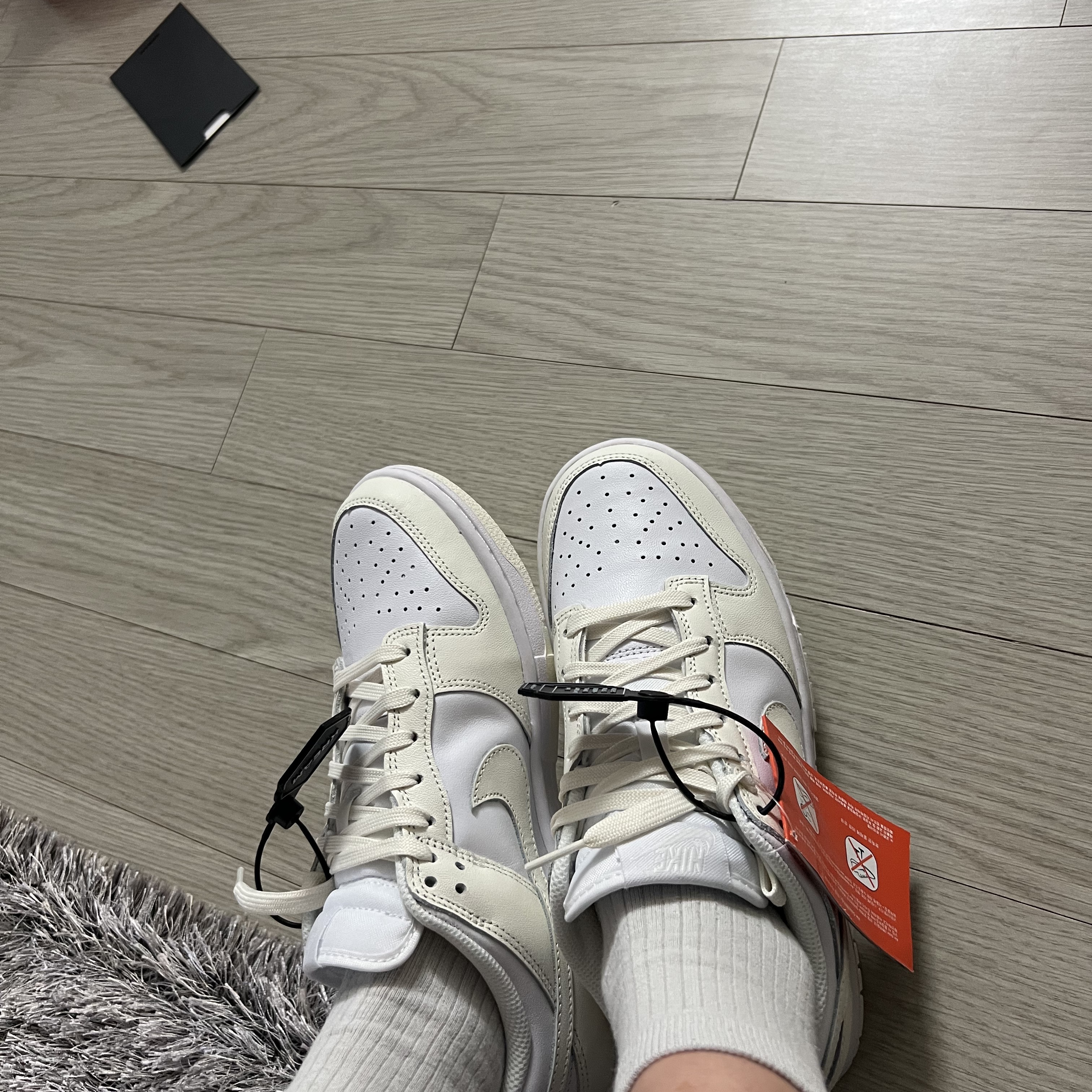 (W) Nike Dunk Low White and Sail 착용 스타일 - 2