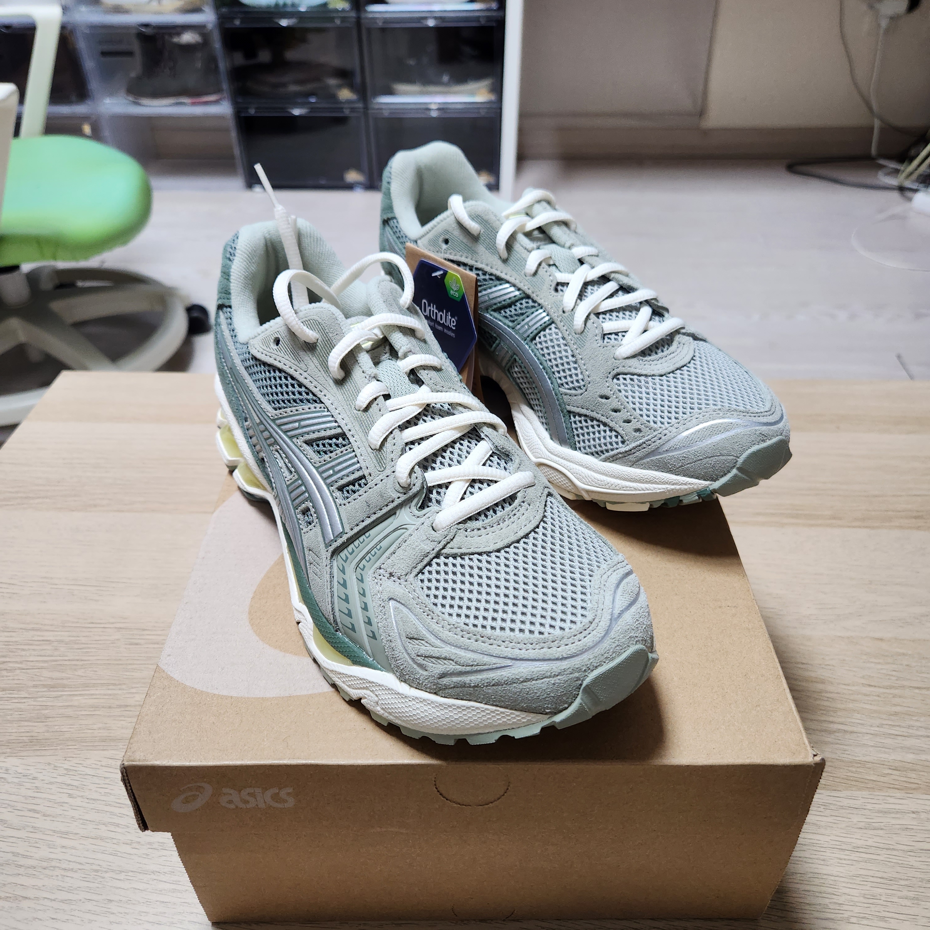 Asics Gel-Kayano 14 Olive Grey Pure Silver 착용 스타일 - 1