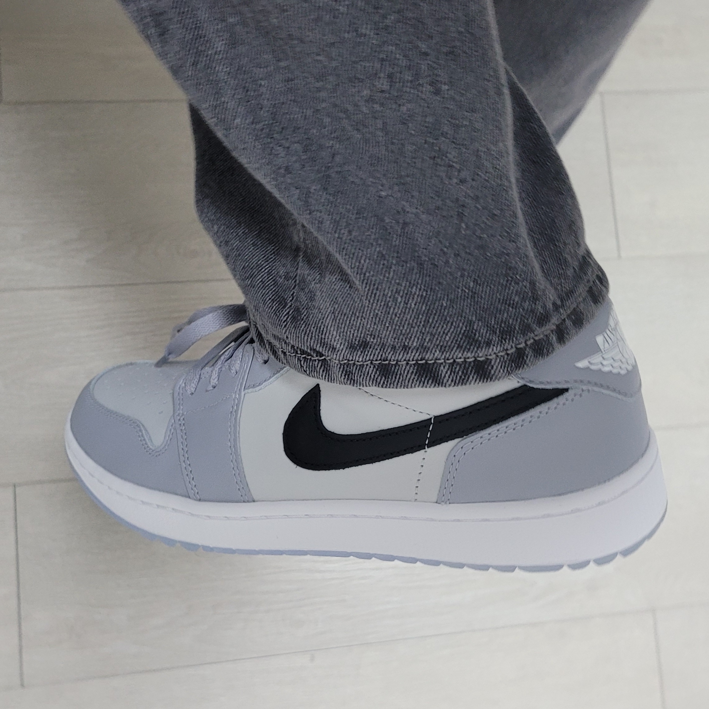 Jordan 1 Low Golf Wolf Grey 착용 스타일 - 2