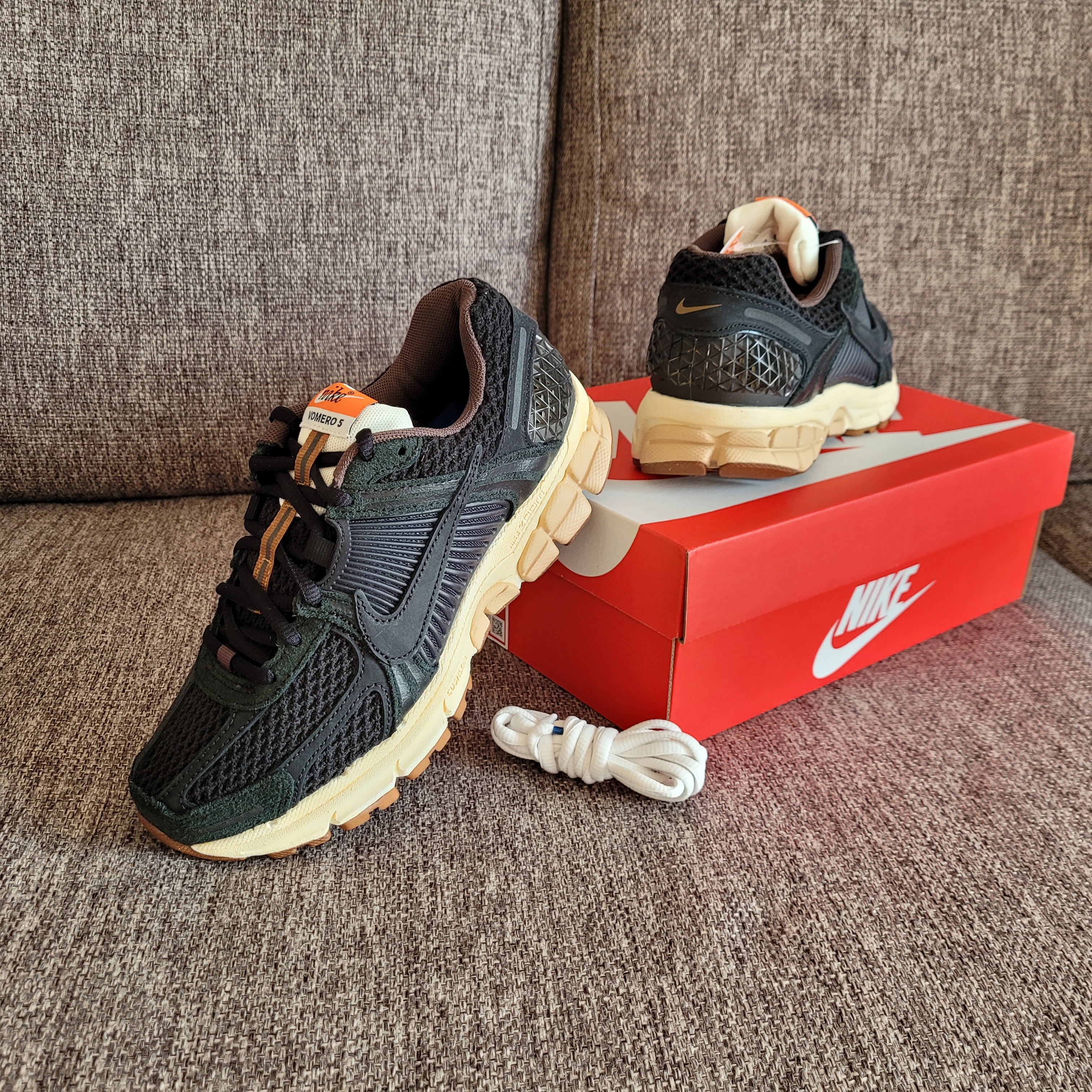 (W) Nike Zoom Vomero 5 Black 착용 스타일 - 4