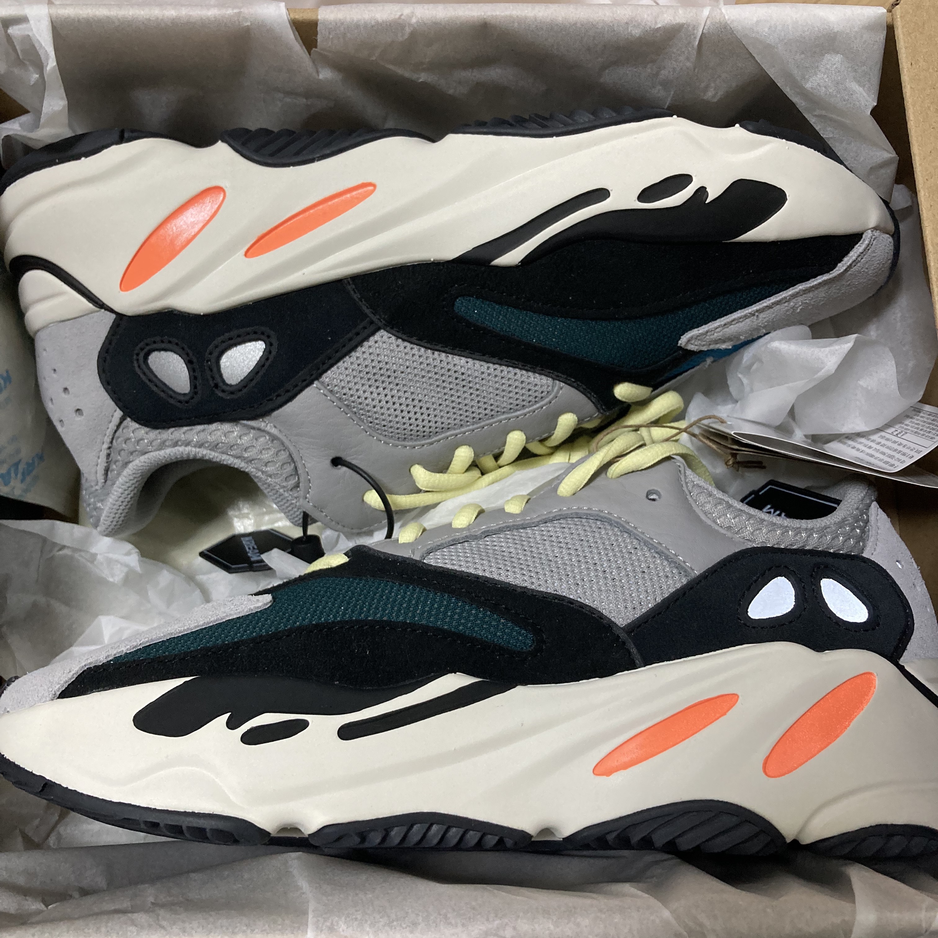 Adidas Yeezy Boost 700 Wave Runner Solid Grey 2021/2022 착용 스타일 - 1