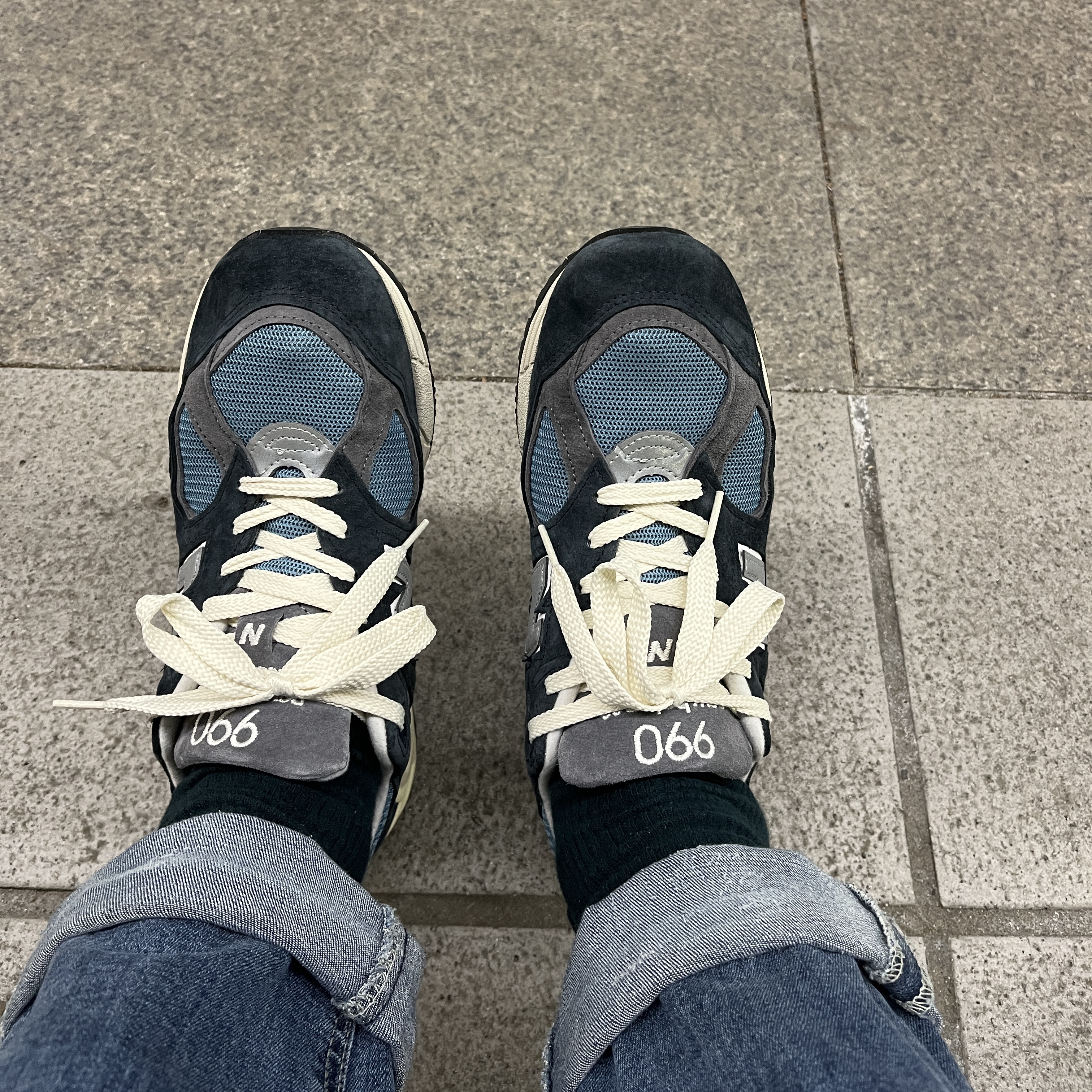 New Balance 990v2 Made in USA Navy Castlerock 착용 스타일 - 2