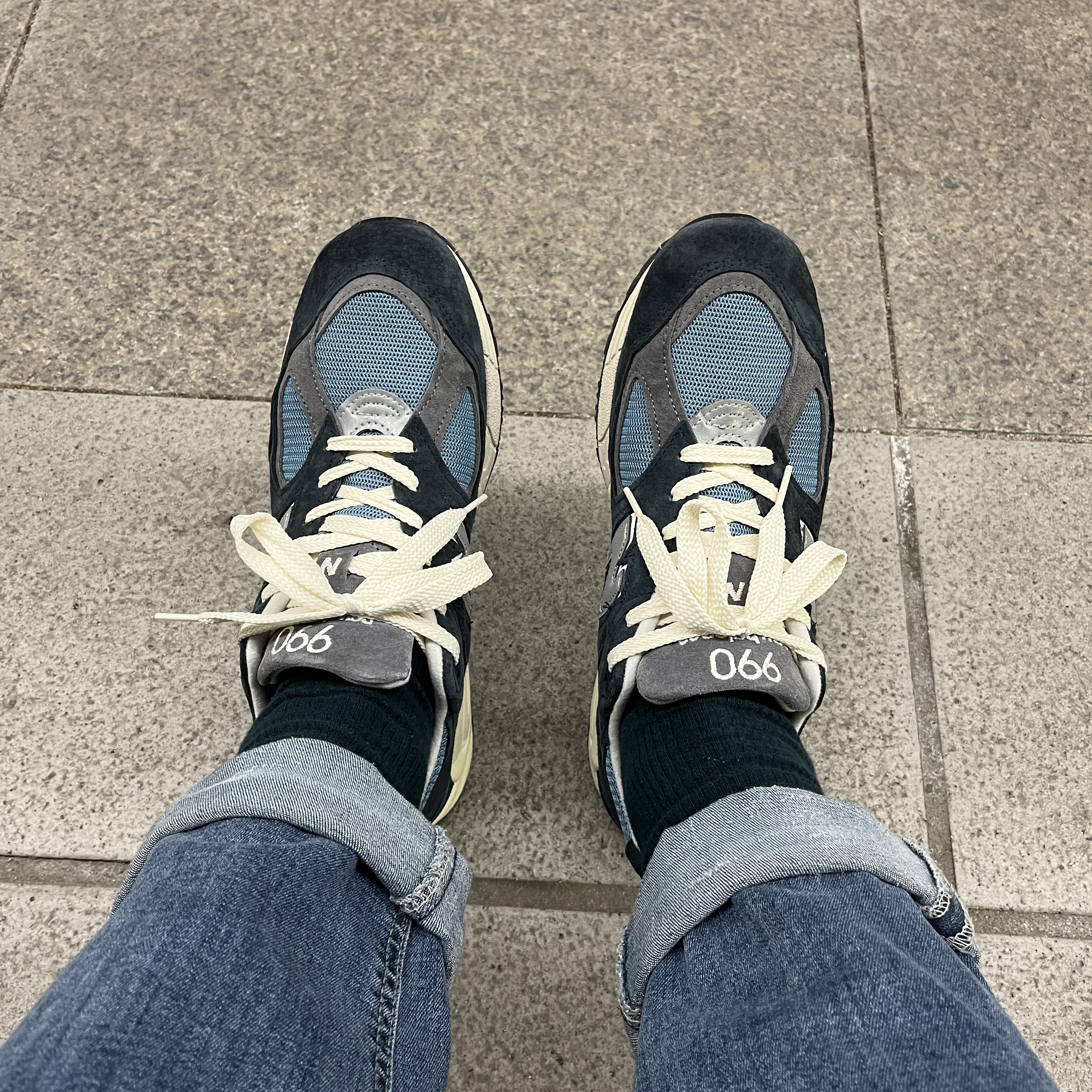 New Balance 990v2 Made in USA Navy Castlerock 착용 스타일 - 1