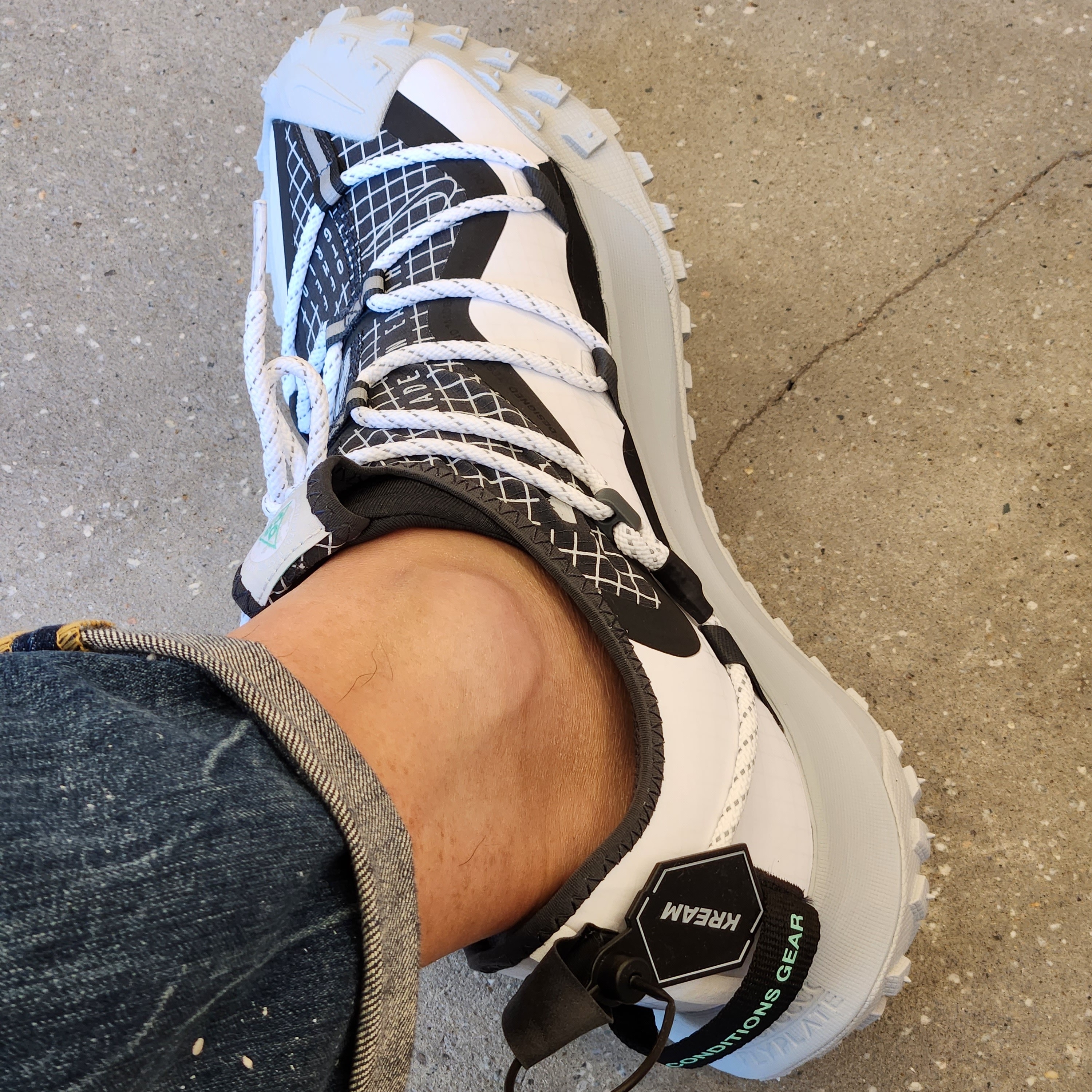 Nike ACG Mountain Fly Low SE White and Black 착용 스타일 - 2