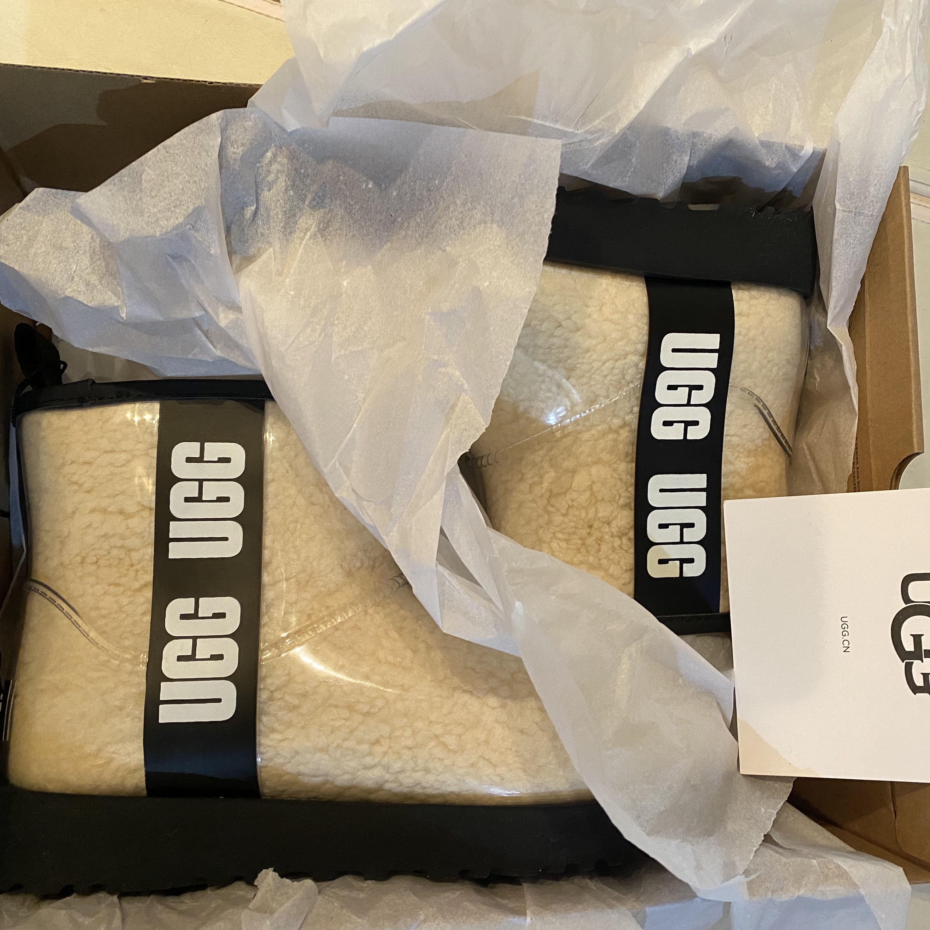 (W) UGG Classic Clear Mini Boots Natural Black 착용 스타일 - 1