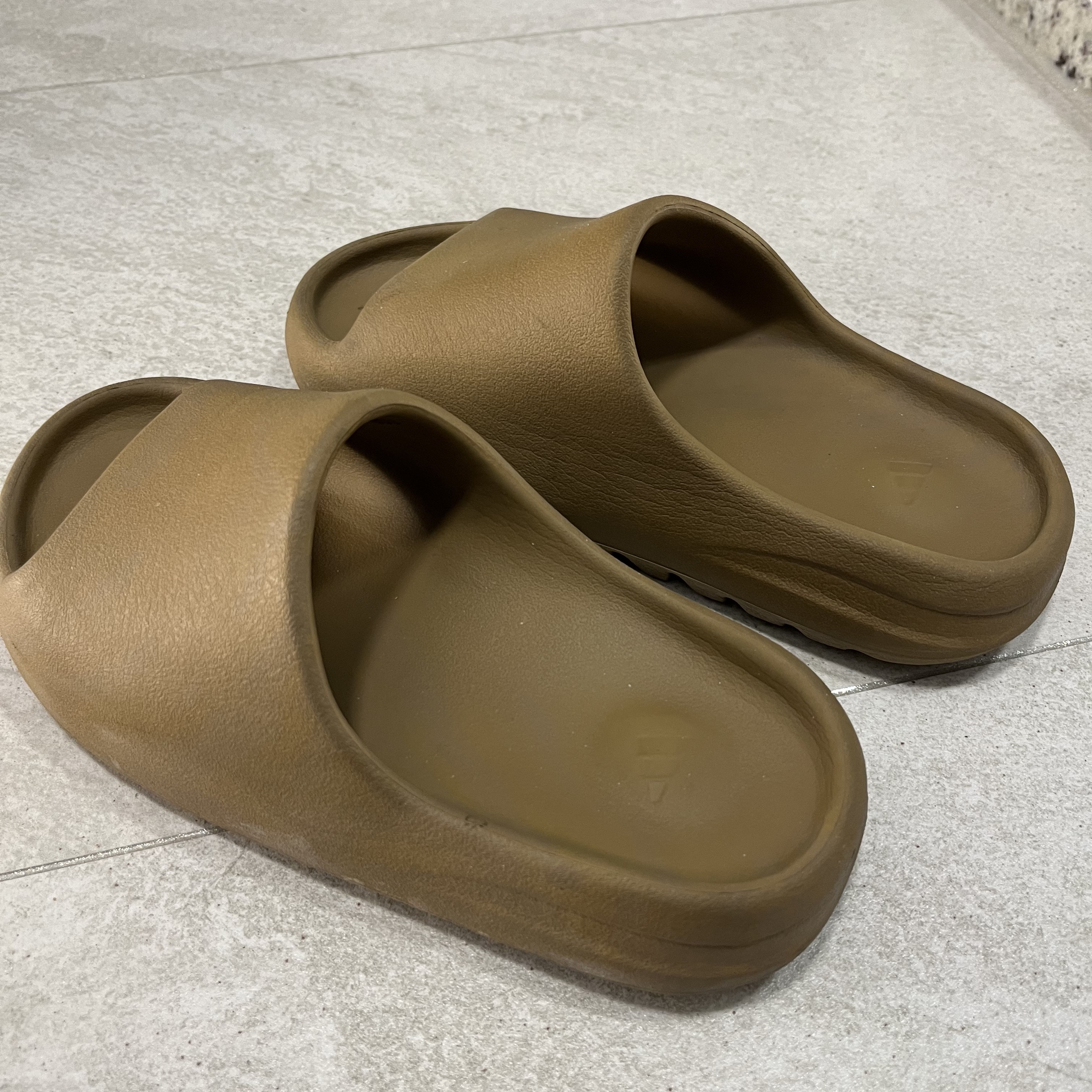 Adidas Yeezy Slide Ochre 착용 스타일