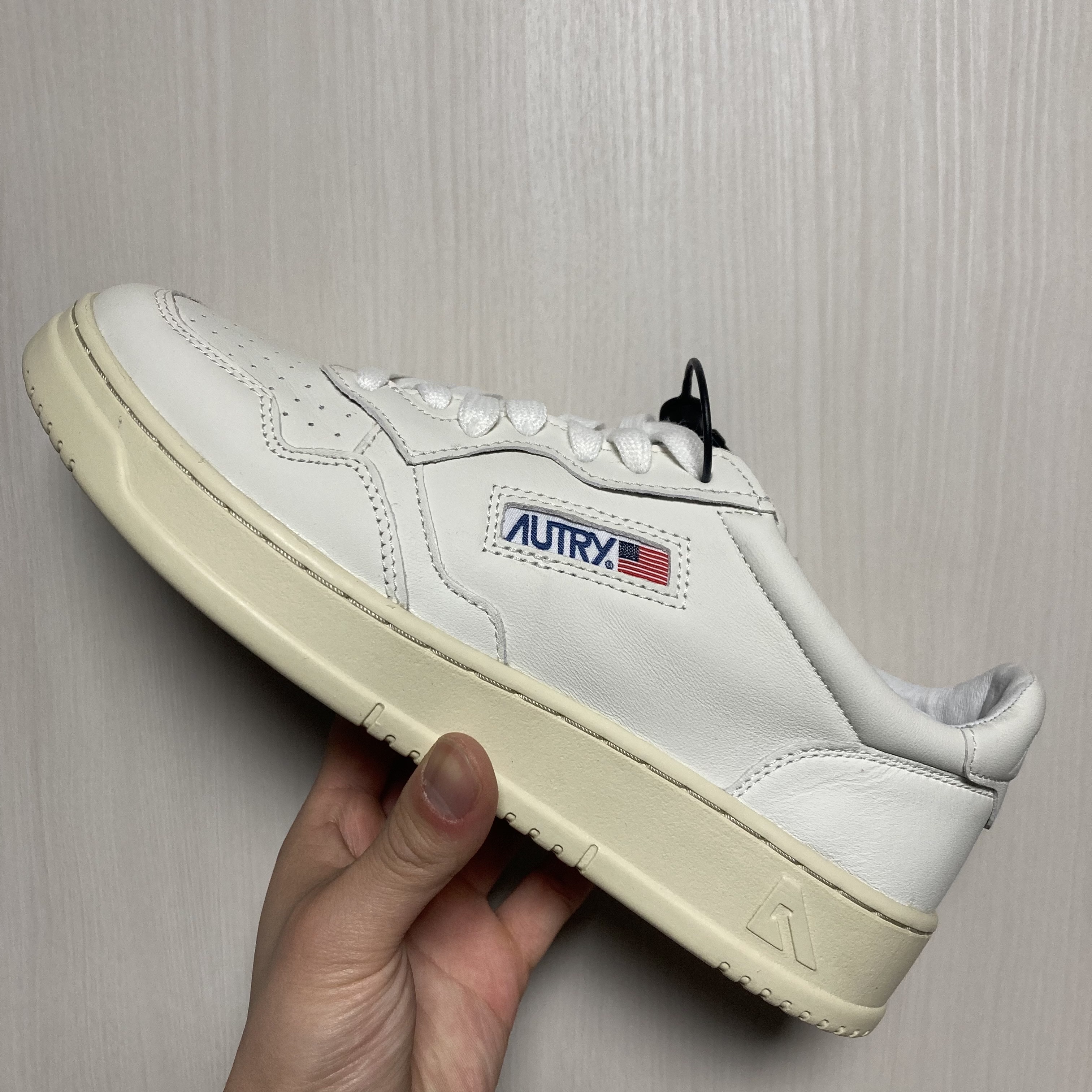 Autry Medalist Low Goatskin Sneakers White 착용 스타일