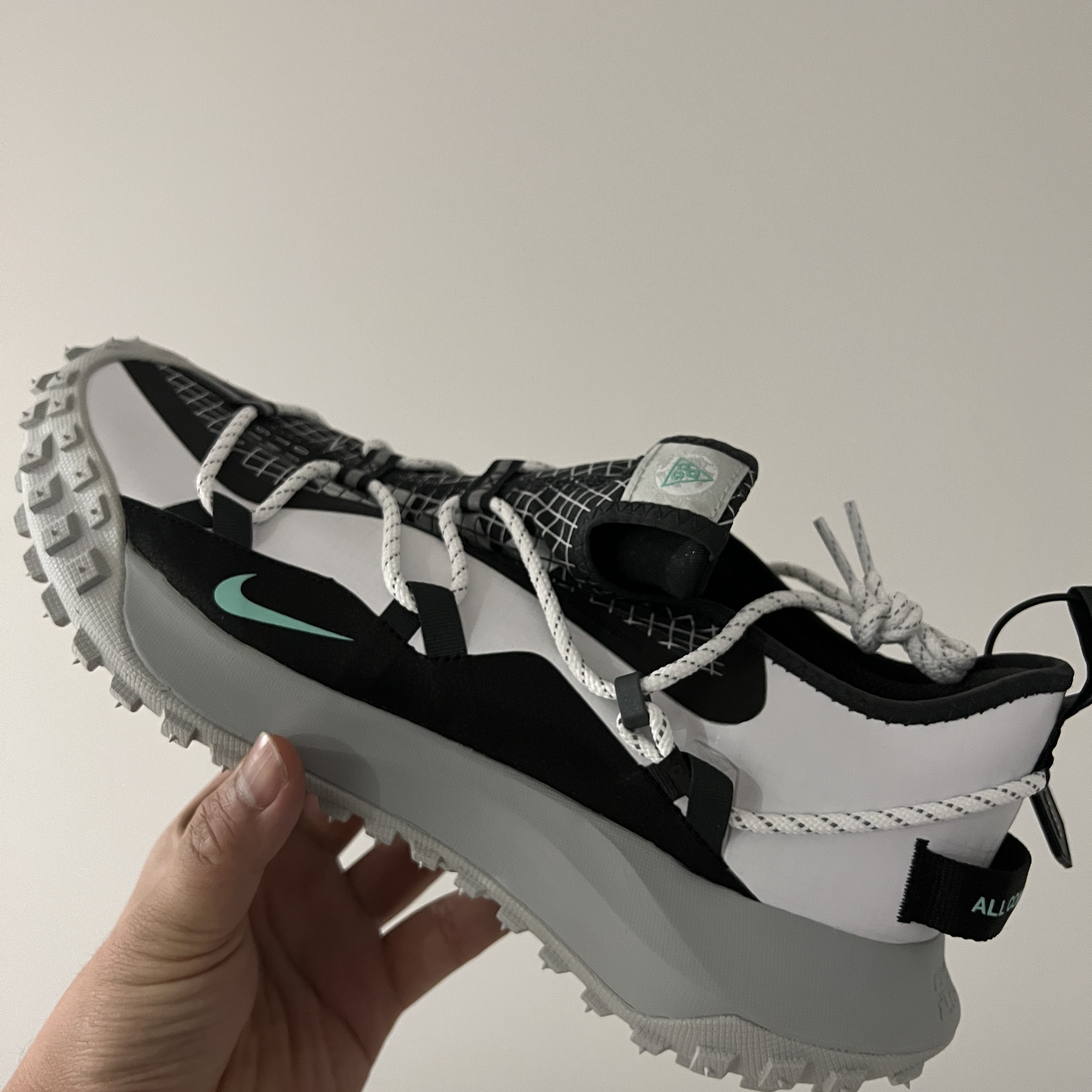 Nike ACG Mountain Fly Low SE White and Black 착용 스타일 - 1