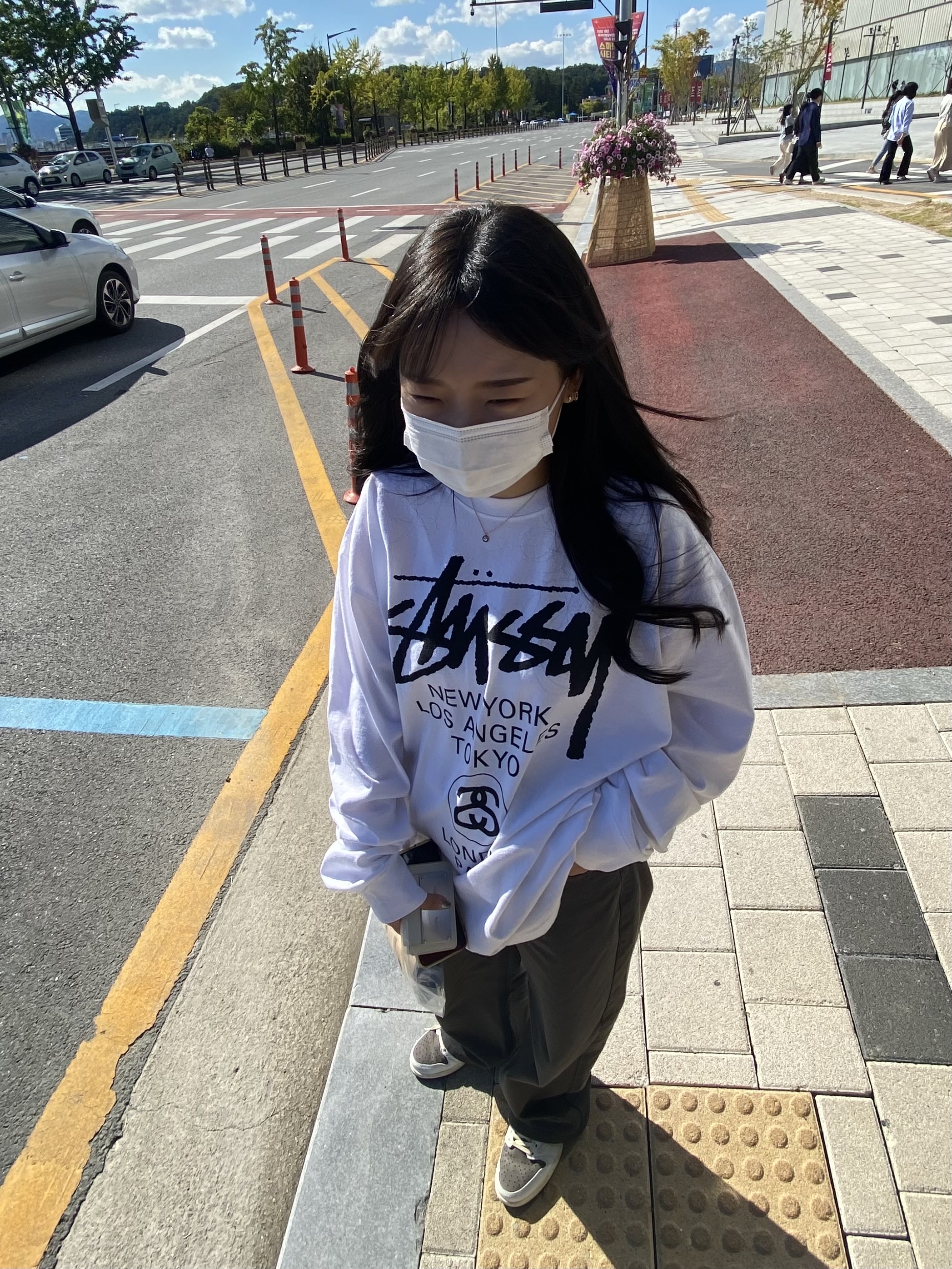 Stussy World Tour LS T-Shirt White, Jordan 1 x Travis Scott Retro Low OG SP Sail and Ridgerock 착용 스타일 - 1